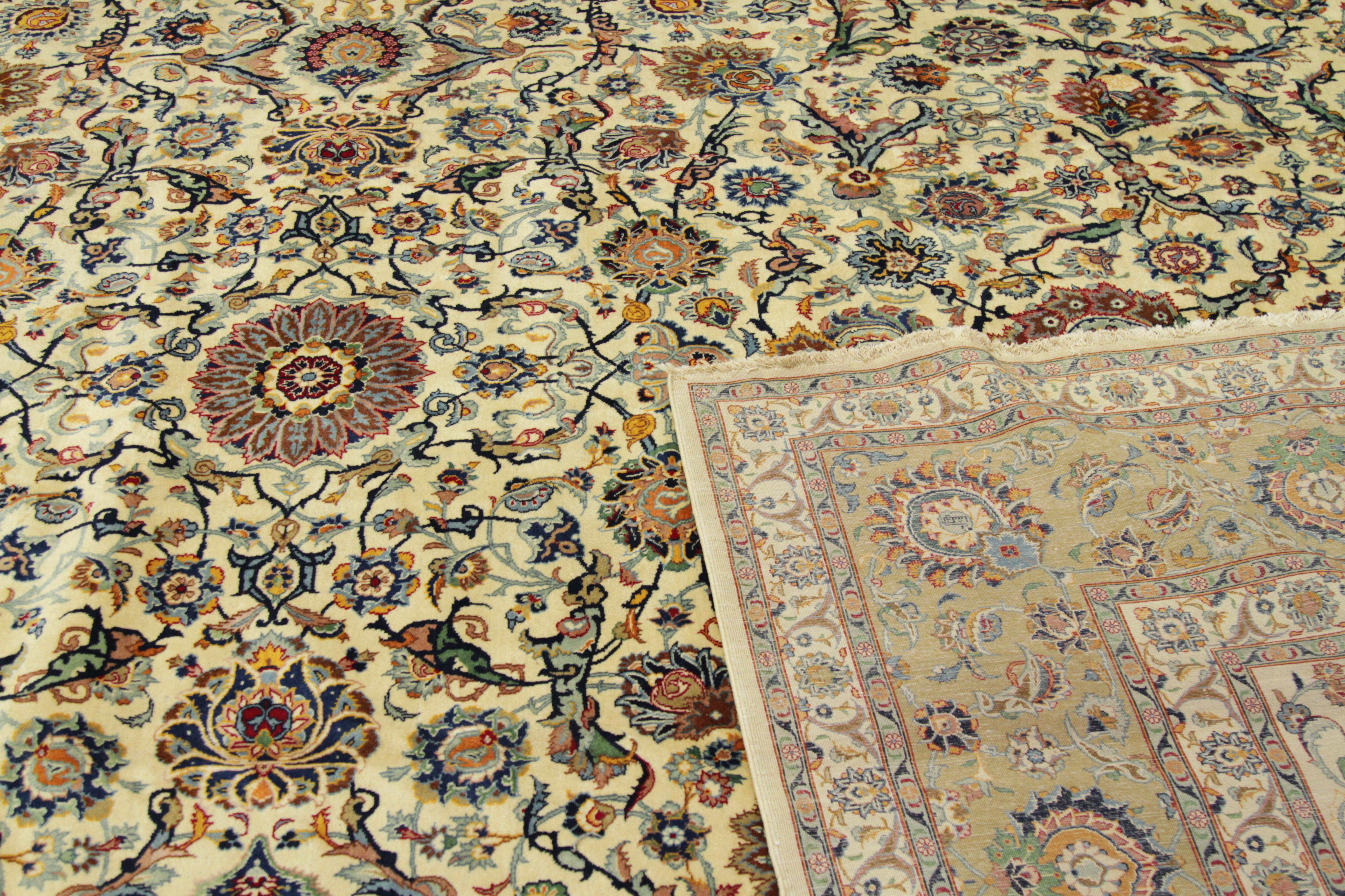 Laine Tapis persan ancien de Kashan avec médaillons à fleurs sur fond ivoire, vers 1970 en vente