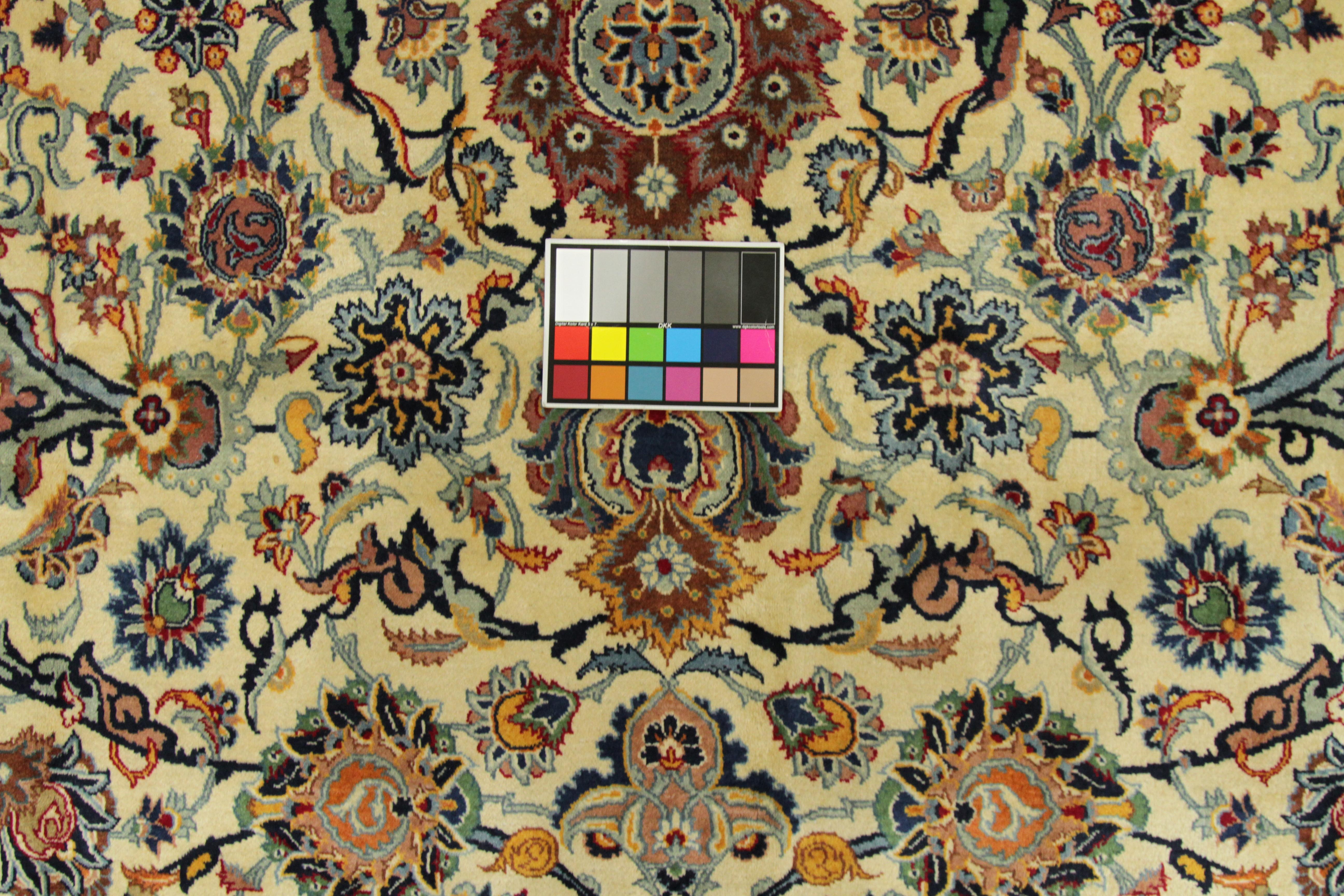 Tapis persan ancien de Kashan avec médaillons à fleurs sur fond ivoire, vers 1970 en vente 1