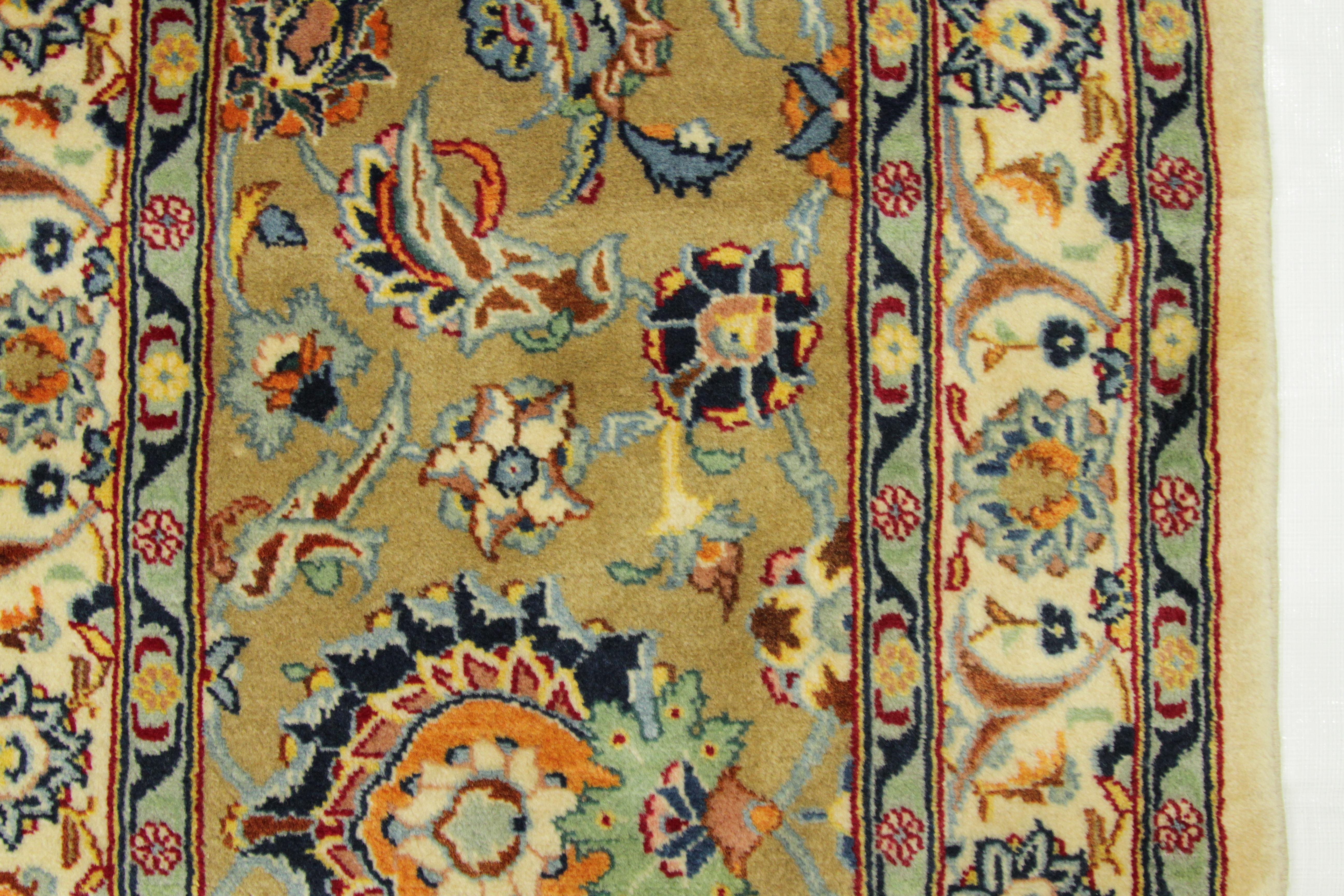 Tapis persan ancien de Kashan avec médaillons à fleurs sur fond ivoire, vers 1970 en vente 2