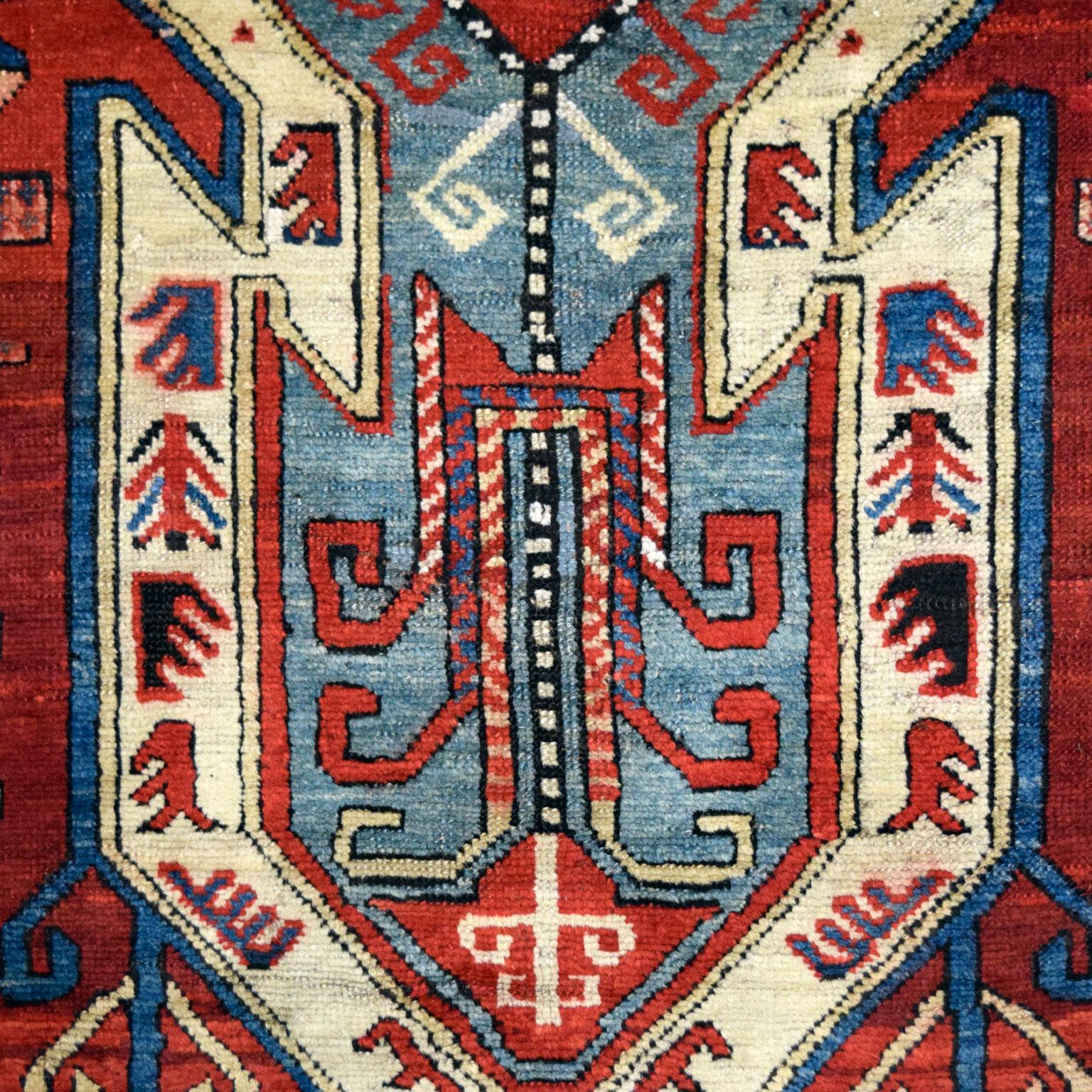 Antiker kaukasischer Teppich aus den 1880er Jahren, rot, blau und cremefarben, 5' x 7' (Kasachisch) im Angebot