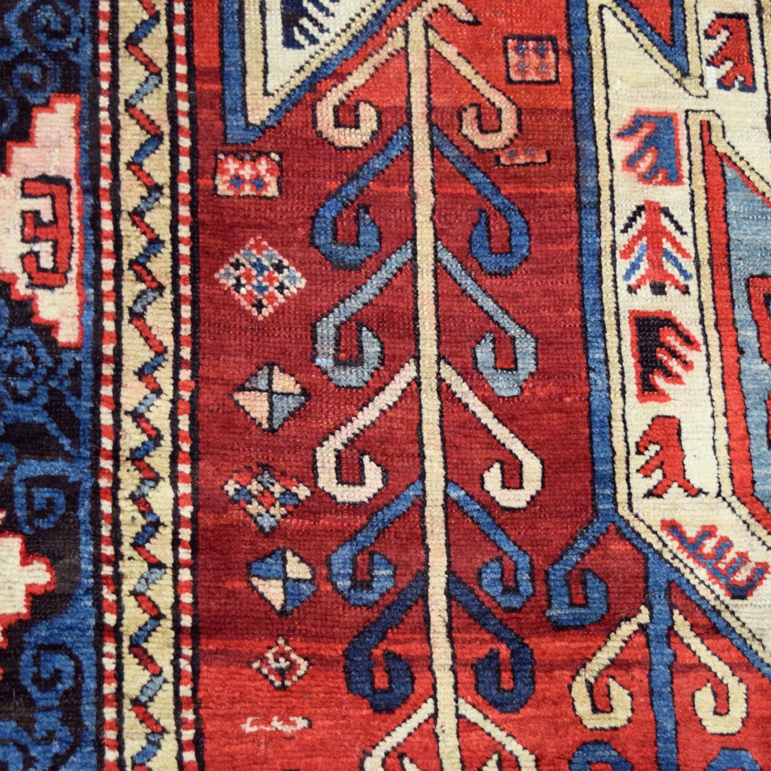 Antiker kaukasischer Teppich aus den 1880er Jahren, rot, blau und cremefarben, 5' x 7' (Persisch) im Angebot