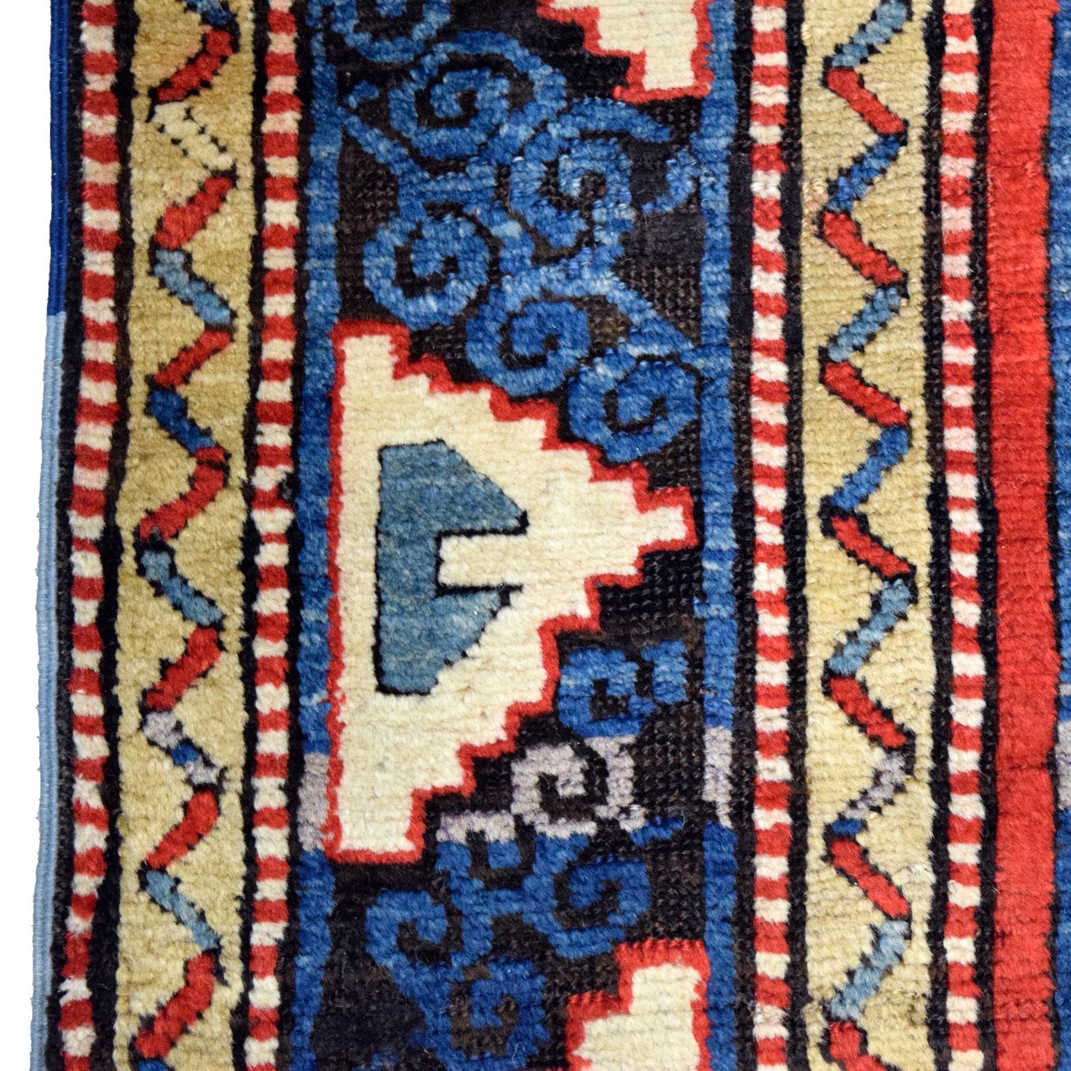 Antiker kaukasischer Teppich aus den 1880er Jahren, rot, blau und cremefarben, 5' x 7' im Zustand „Gut“ im Angebot in New York, NY
