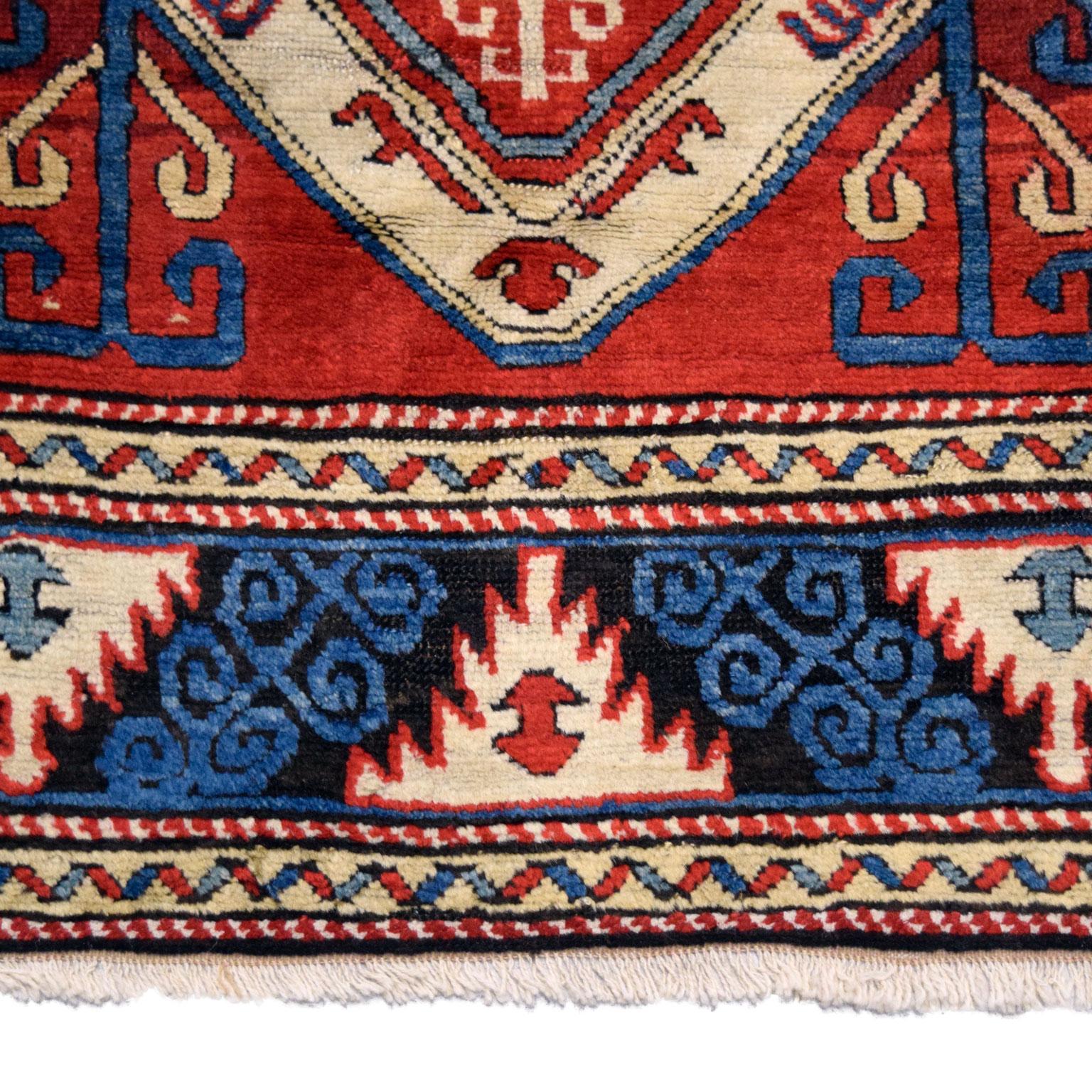 Antiker kaukasischer Teppich aus den 1880er Jahren, rot, blau und cremefarben, 5' x 7' (Spätes 19. Jahrhundert) im Angebot