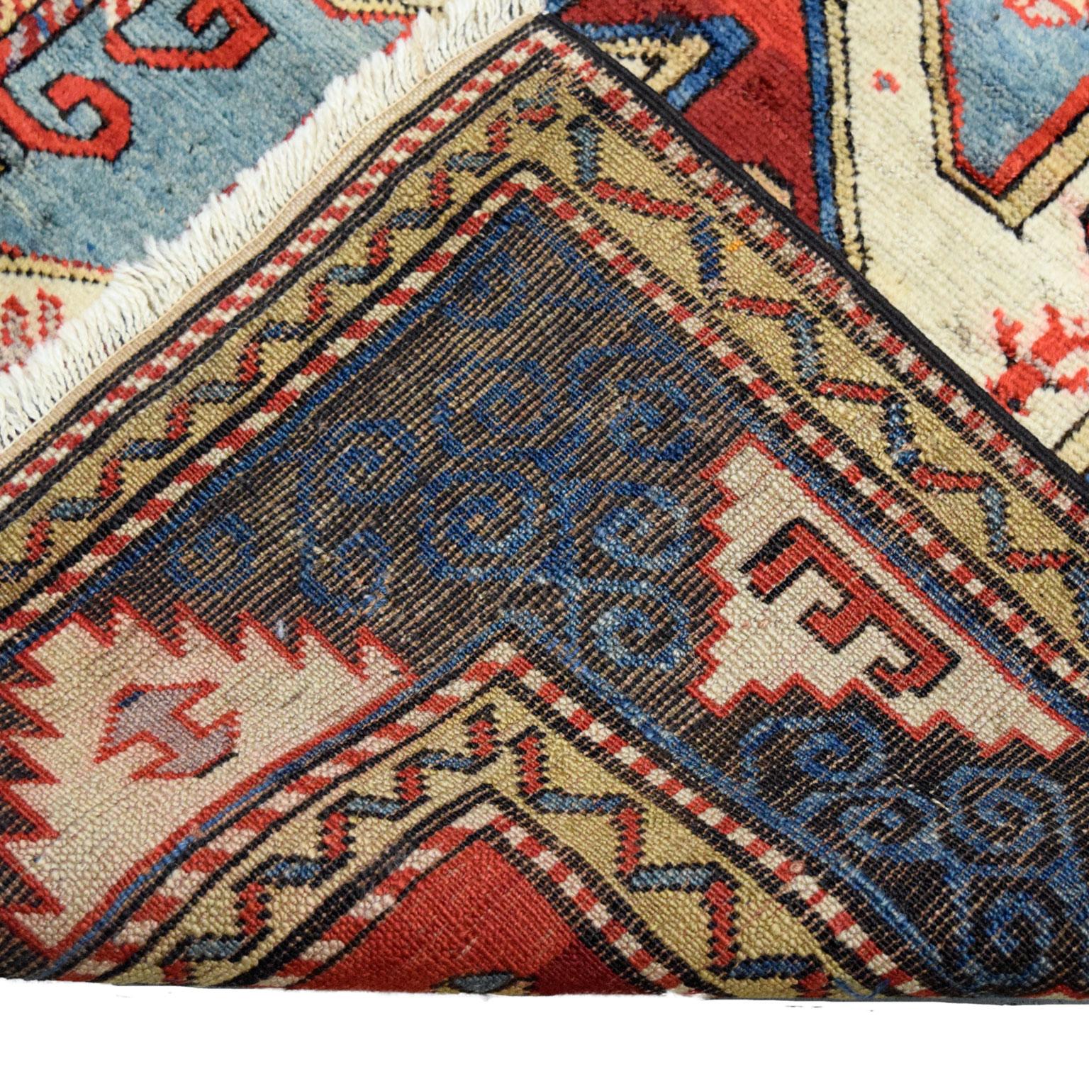 Antiker kaukasischer Teppich aus den 1880er Jahren, rot, blau und cremefarben, 5' x 7' (Wolle) im Angebot