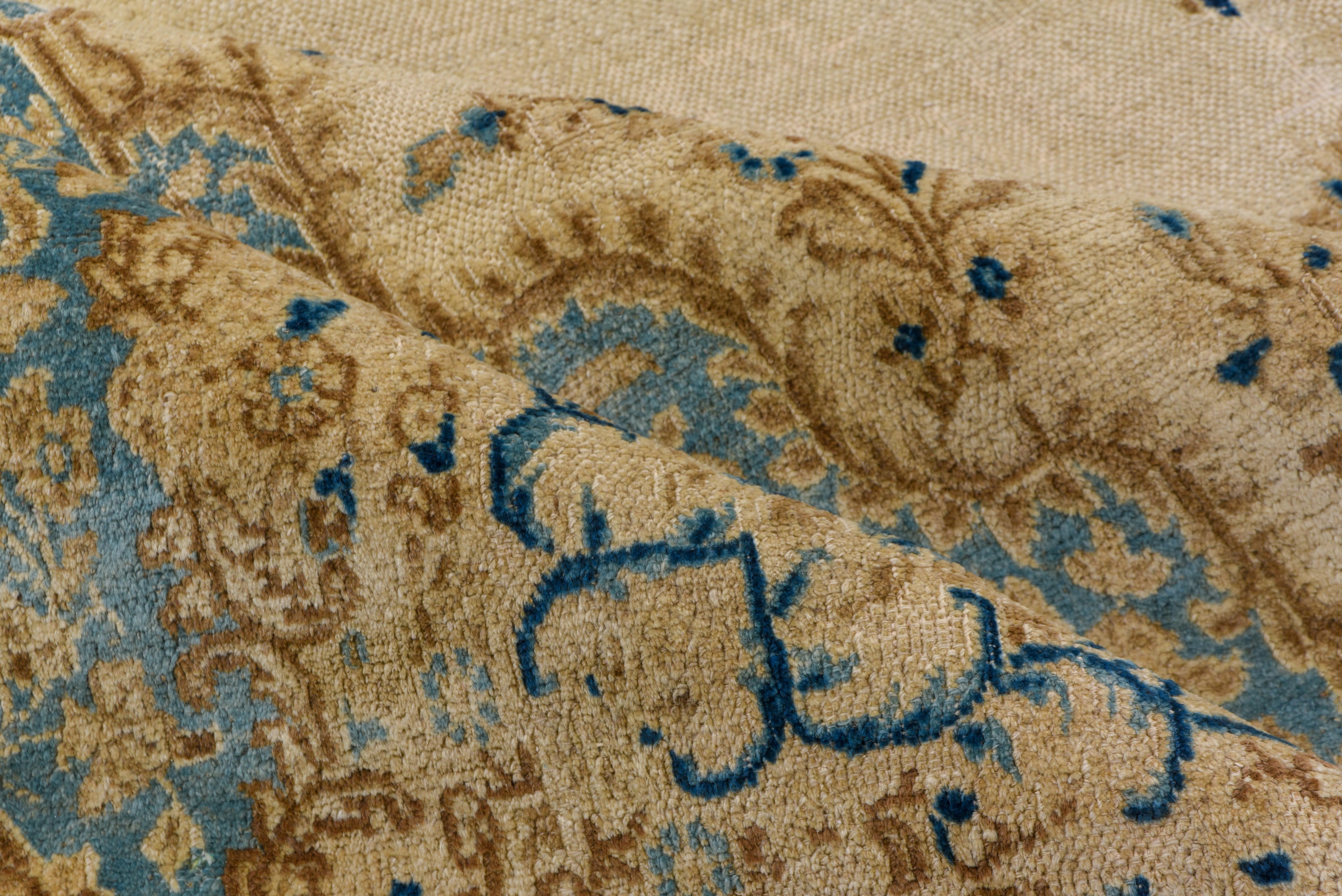 Beeinflusst von zeitgenössischen Kerman-Arbeiten, schwebt auf dem strohcremefarbenen, offenen Feld ein gestrecktes und hängendes Medaillon, das in den gemeinsamen floralen Ecken einen ovalen Effekt erzeugt. Blassblauer und elfenbeinfarbener Rand.