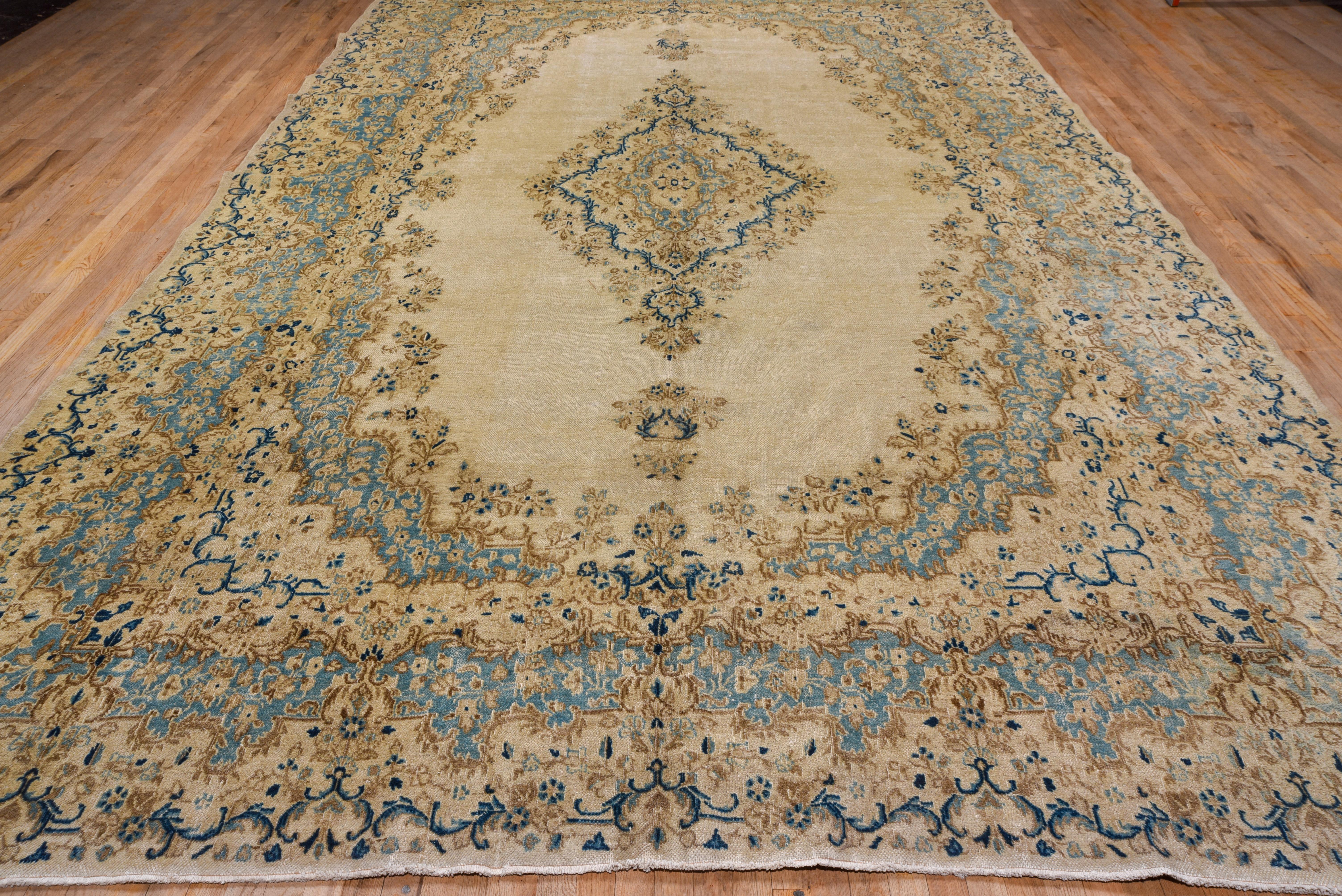 Antiker persischer Kazvin-Teppich:: ca. 1940er Jahre (Kirman) im Angebot