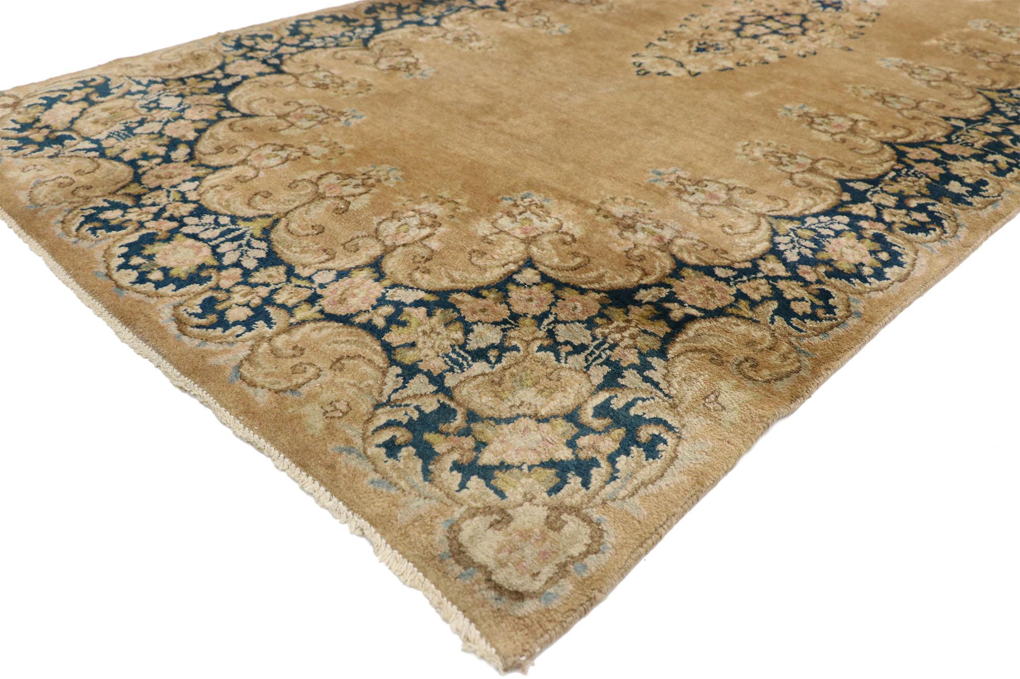 73660 Antiker persischer Kerman Teppich Läufer, 03'03 x 17'06. Dieser handgeknüpfte Läufer aus antiker persischer Wolle aus Kerman ist ein atemberaubendes Zeugnis für die zeitlose Eleganz und die komplizierte Handwerkskunst der persischen