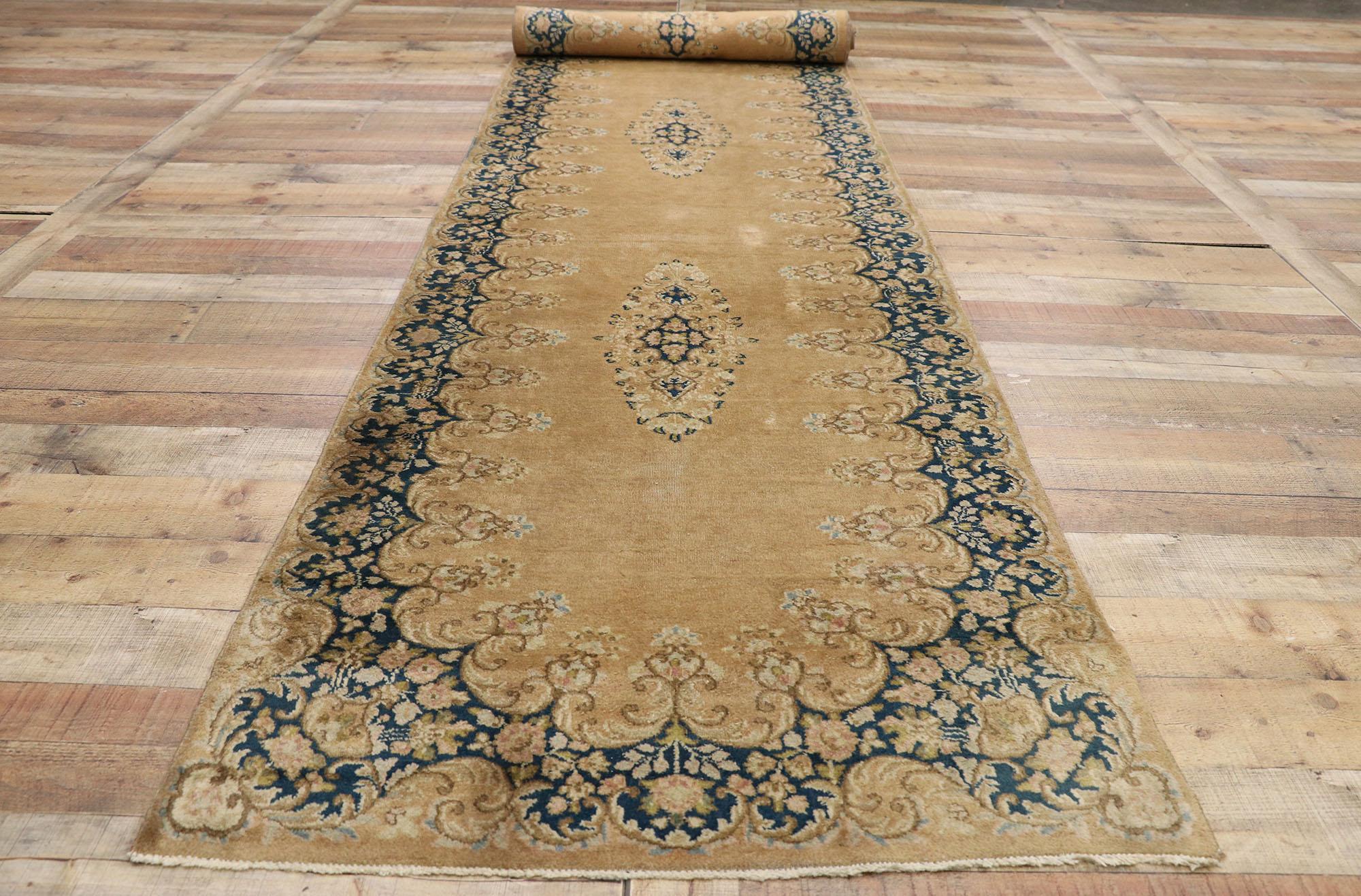 Antiker persischer Kerman-Teppich, 03'03 x 17'06 (20. Jahrhundert) im Angebot