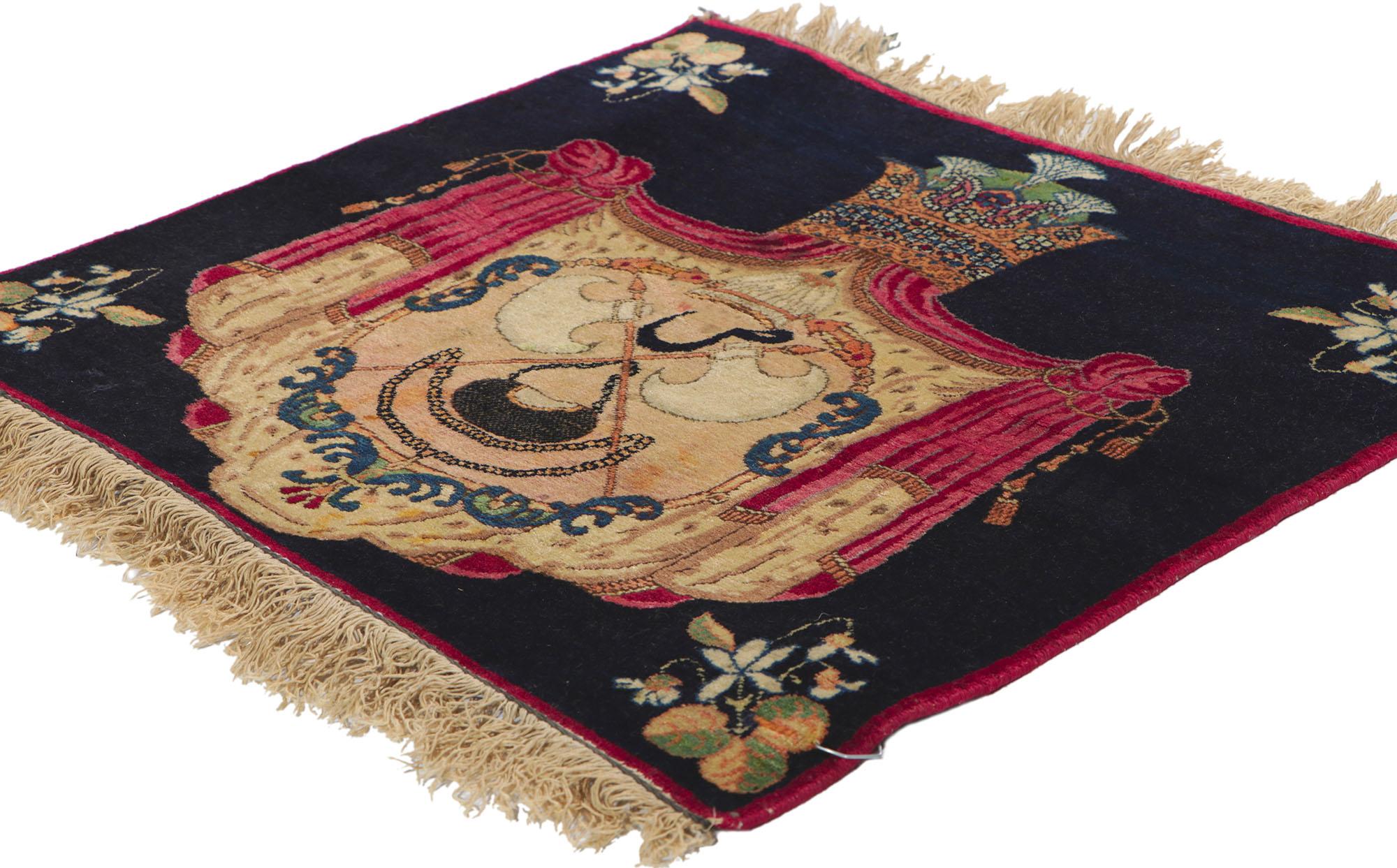 74335 Antiker persischer Kerman Teppich mit persischem Derwisch Tabarzin und Kashkul, 01'10 x 01'09.  Ein persischer Kerman-Bilderteppich ist ein handgefertigter Teppich aus Kerman, Iran, der für seine komplizierten Muster und detaillierten Szenen