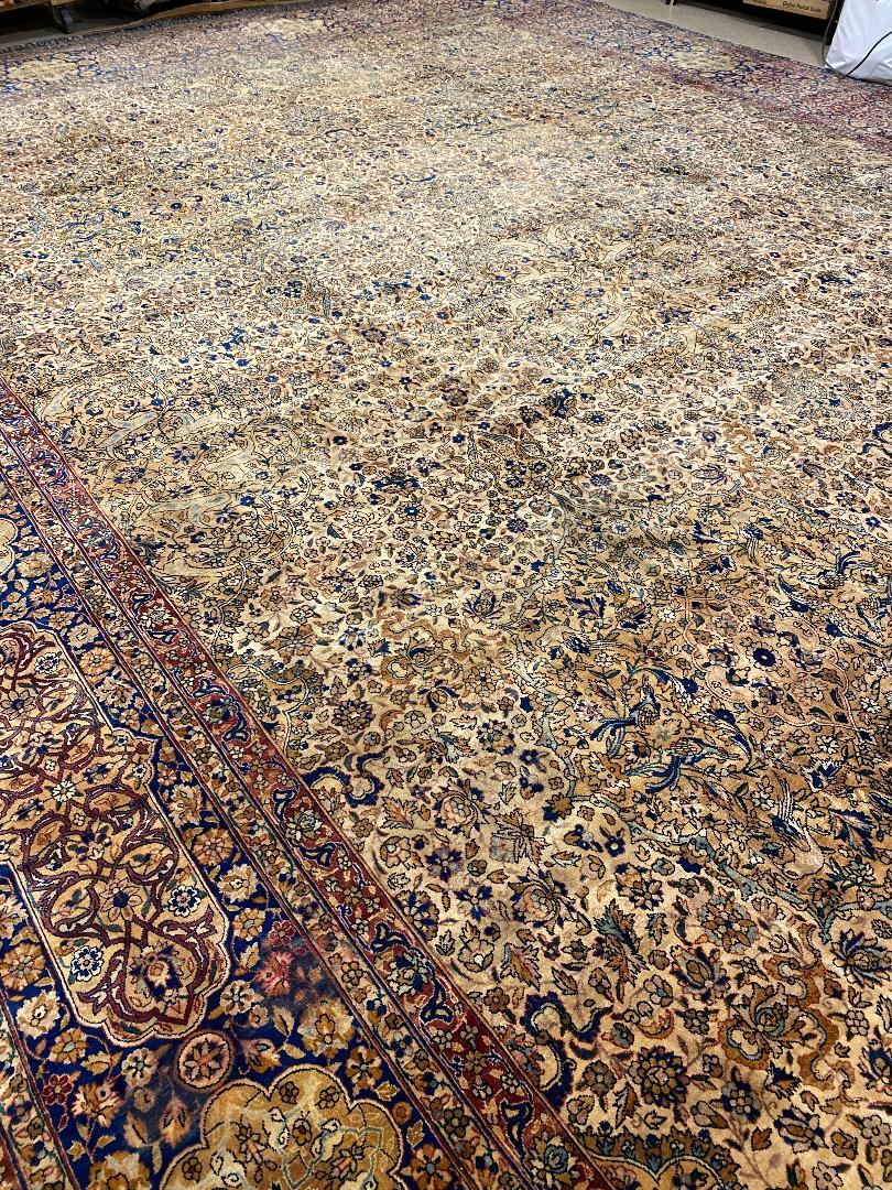 Tapis persan ancien Kerman, tapis oriental, fait à la main, ivoire, or, bleu, doré en vente 1