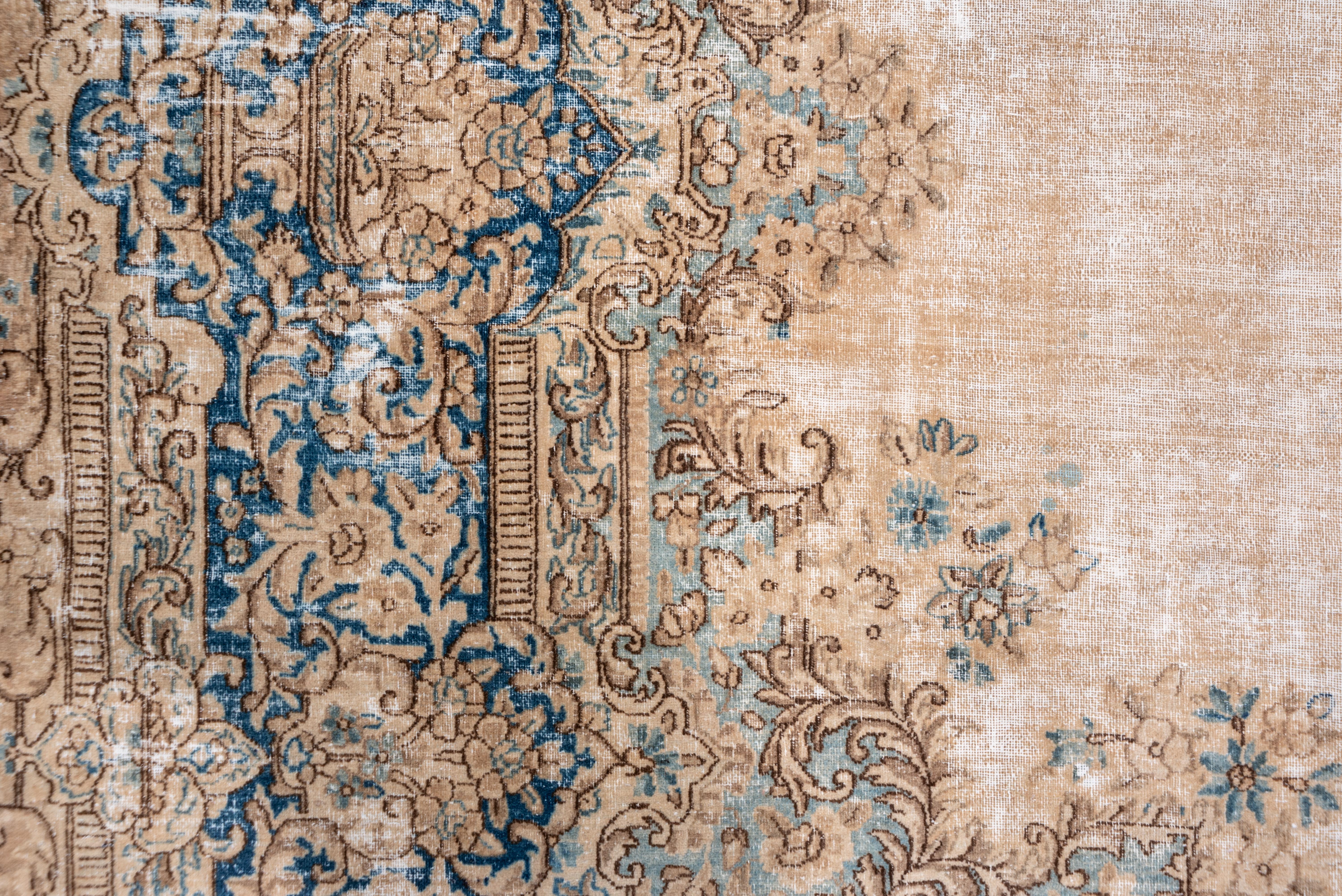 Antiker persischer Kerman-Teppich im Shabby Chic-Stil (Persisch) im Angebot