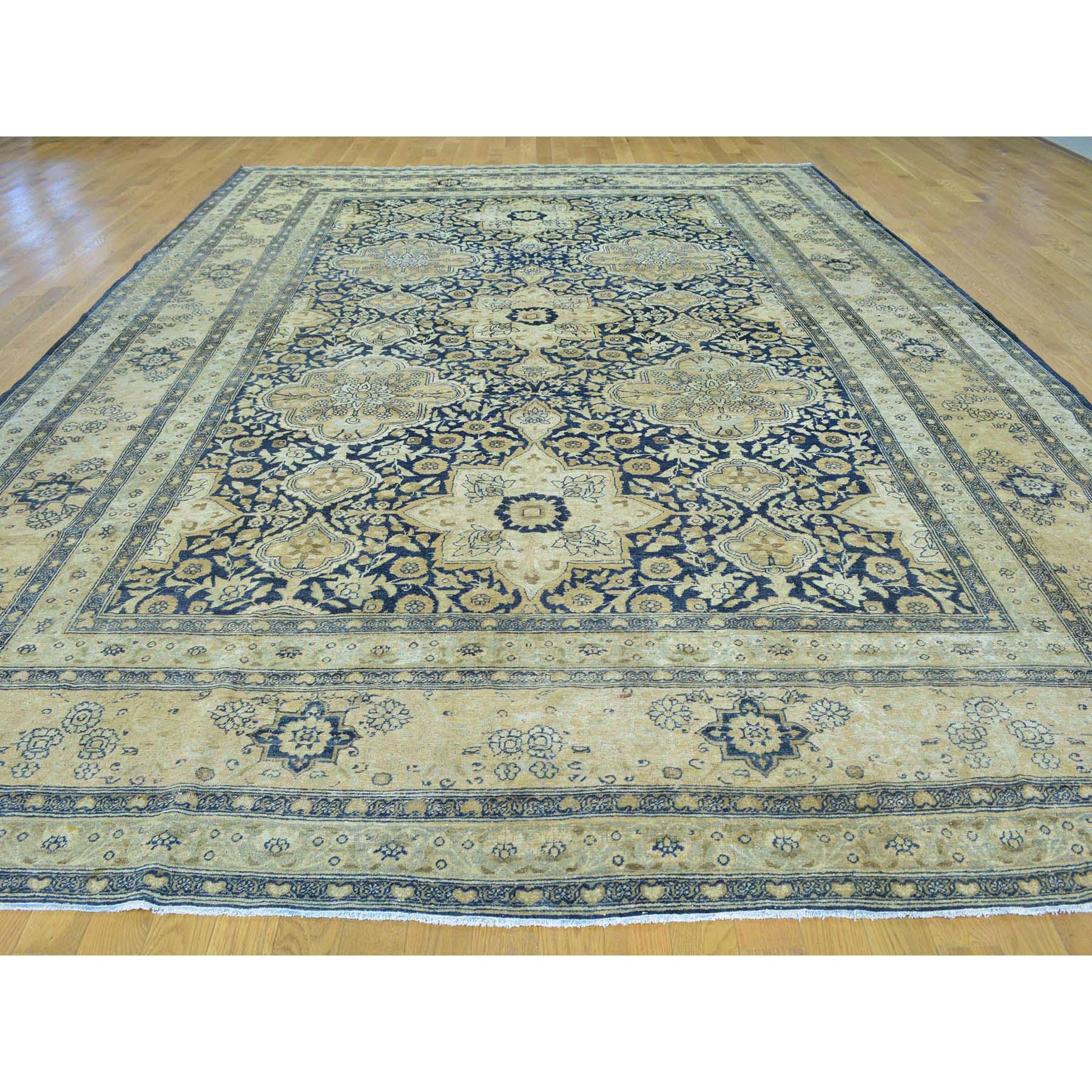 Tapis oriental persan Kerman anciennement noué à la main en excellent état. Mesures : 9'5