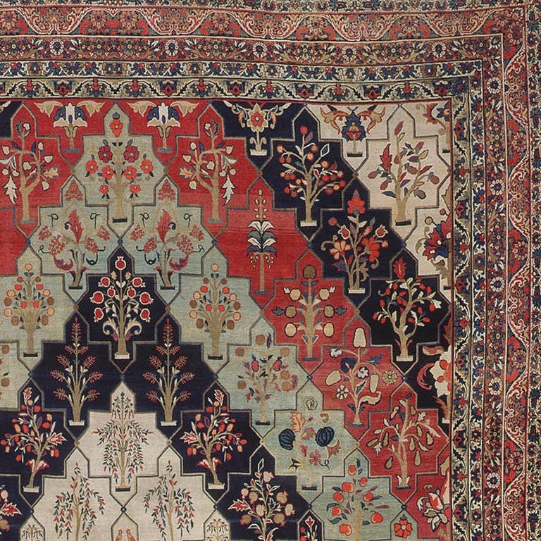 Antico tappeto persiano Kerman, paese di origine: Persia, datazione circa fine XIX secolo. Dimensioni: 11 ft 11 in x 16 ft 1 in (3,63 m x 4,9 m)

I cartigli a forma di stella con piante di alberi da frutto, salici e cipressi si ripetono