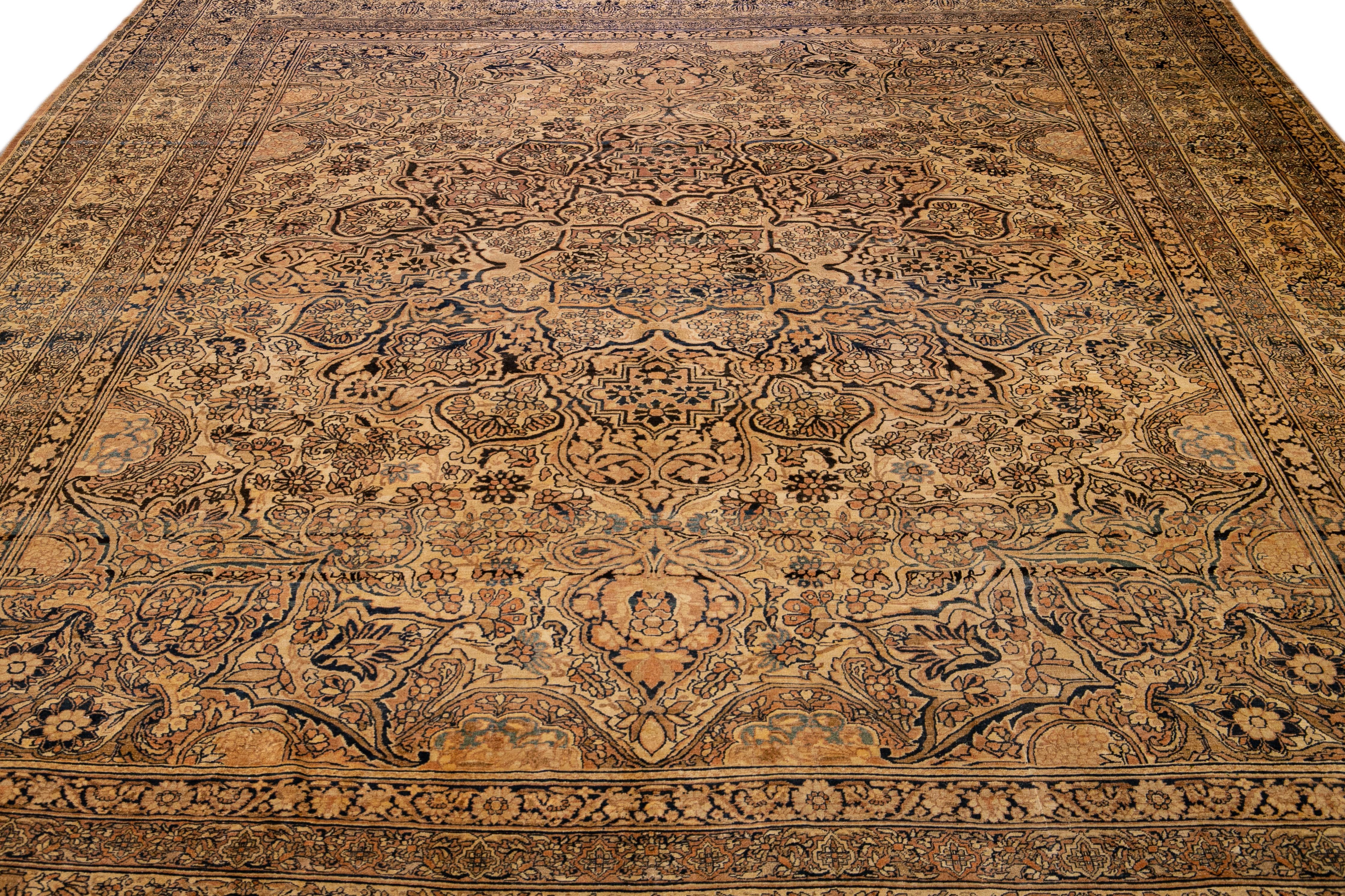 Islamique Ancien tapis persan Kerman fait à la main, médaillon Goldenrod surdimensionné en vente