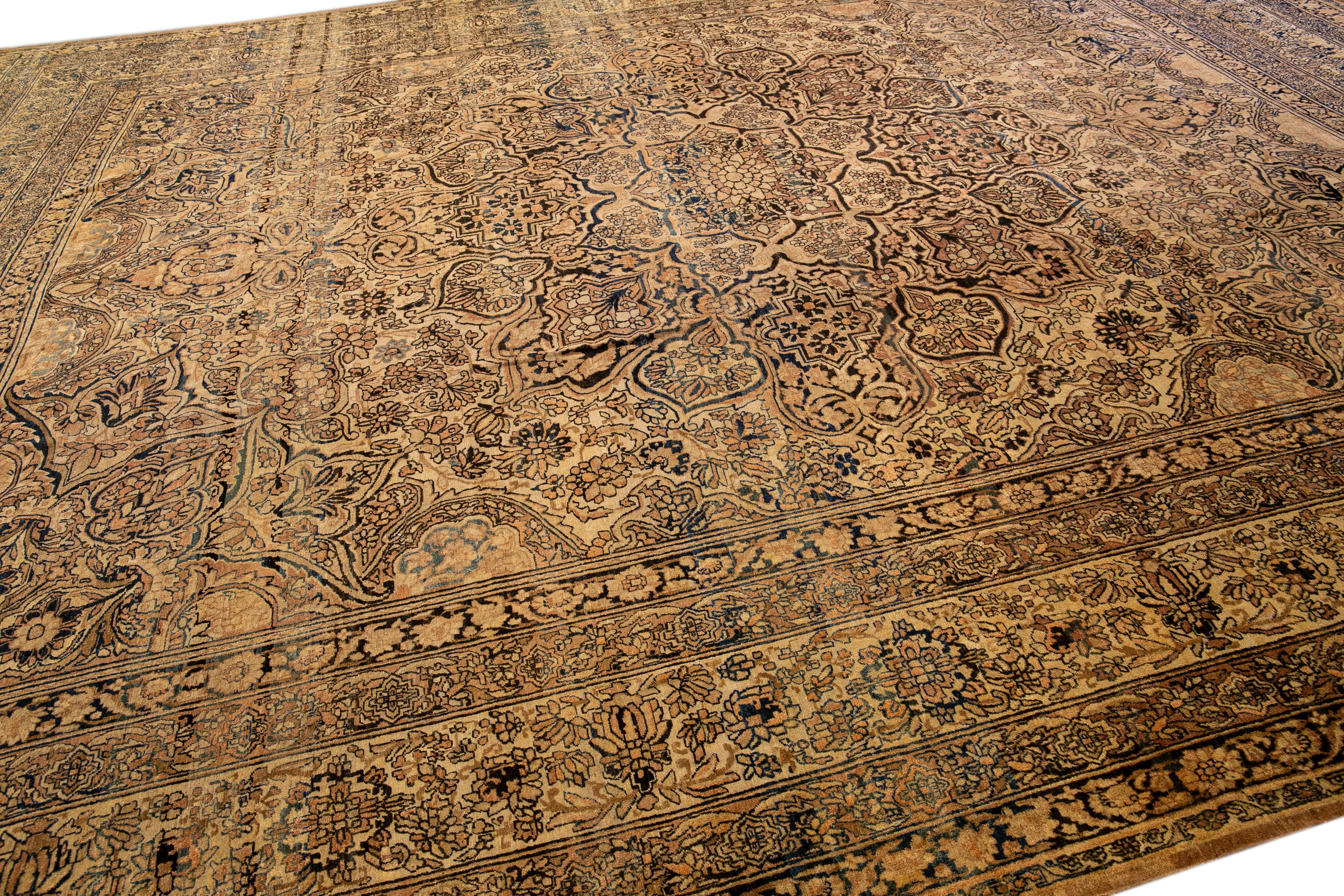 Noué à la main Ancien tapis persan Kerman fait à la main, médaillon Goldenrod surdimensionné en vente