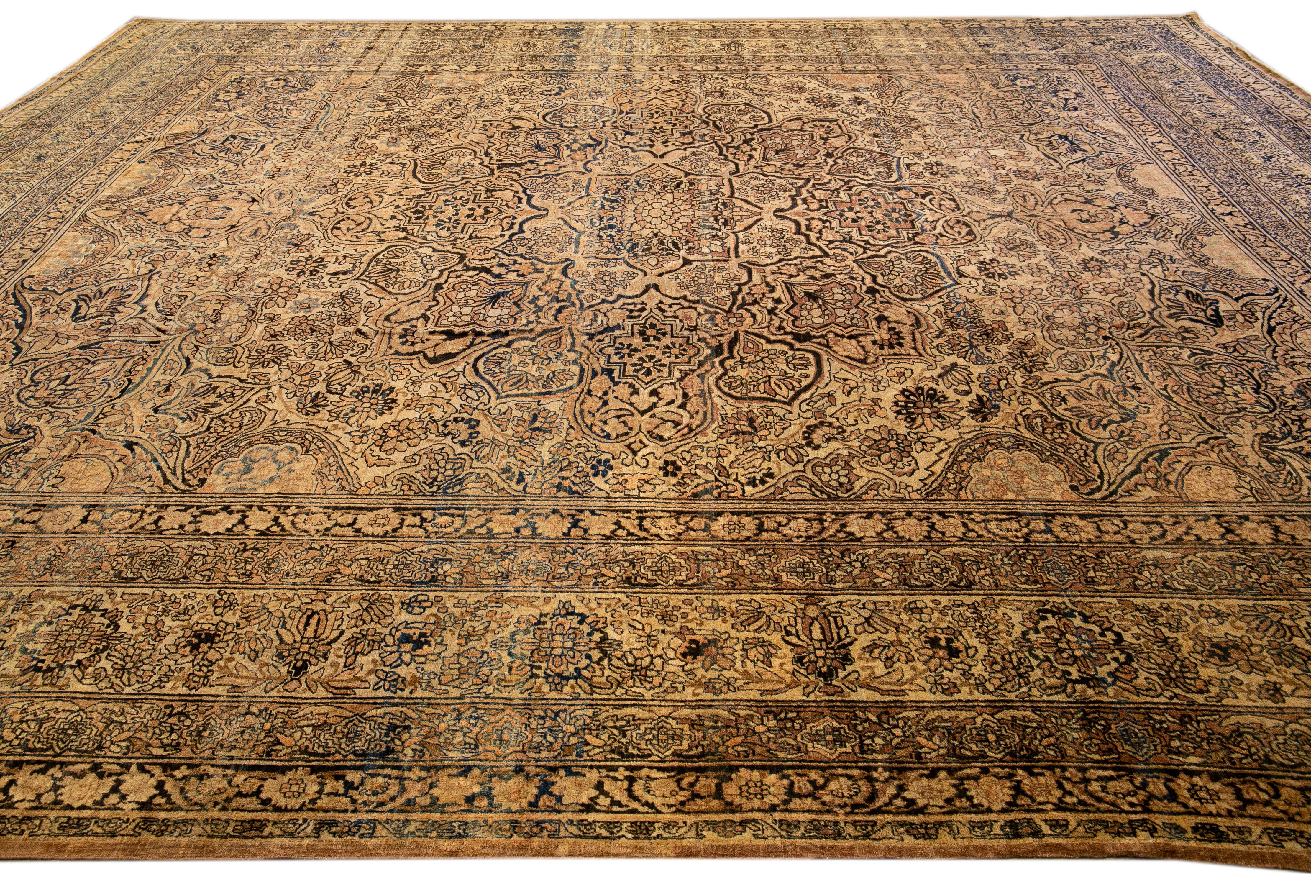 Ancien tapis persan Kerman fait à la main, médaillon Goldenrod surdimensionné Excellent état - En vente à Norwalk, CT