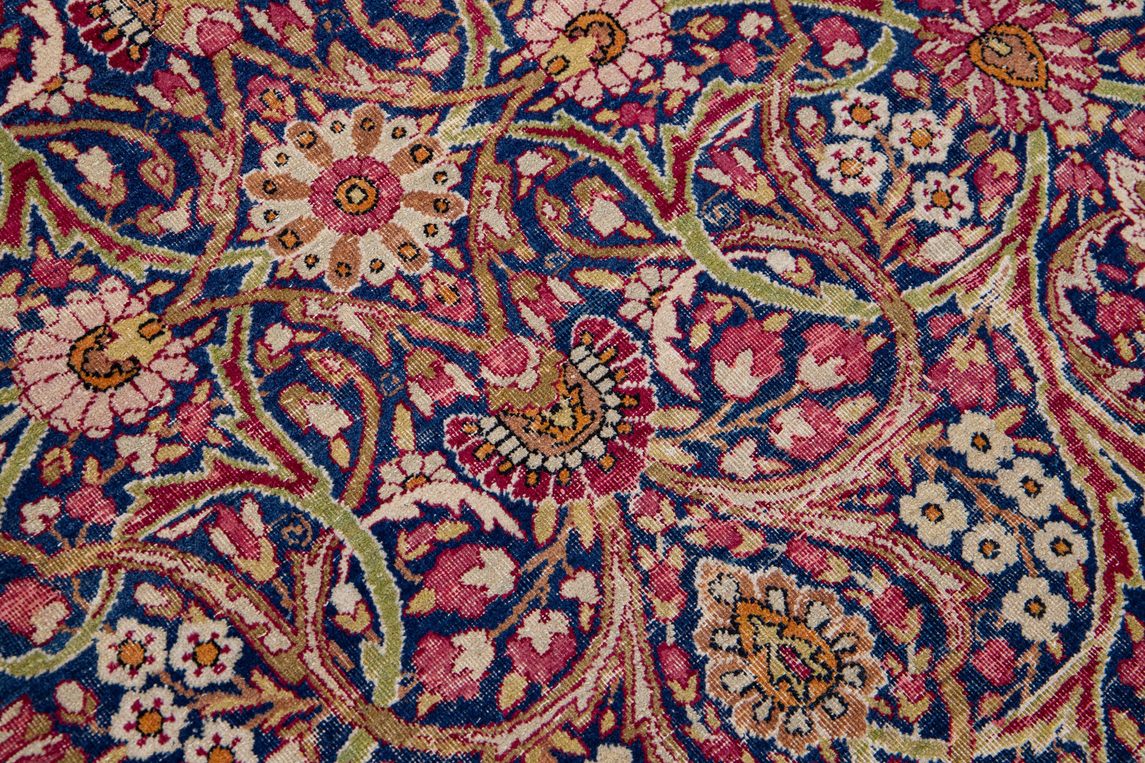 Antiker persischer Kerman-Handgefertigter Wollteppich mit mehrfarbigem Allover-Motiv im Angebot 1