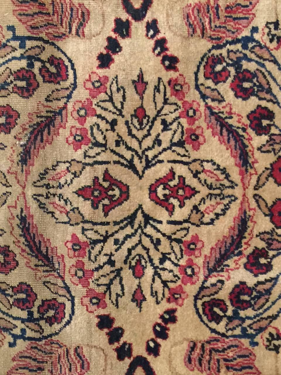 lavar-Teppich aus Kerman, 19. Jahrhundert, um 1880. Aus der Stadt Ravar nordöstlich von Kerman stammen einige der schönsten Exemplare, die als Kerman-Lavar-Teppiche bekannt sind. Sie ist extrem fein und detailliert. Farben: Beige, Rost und