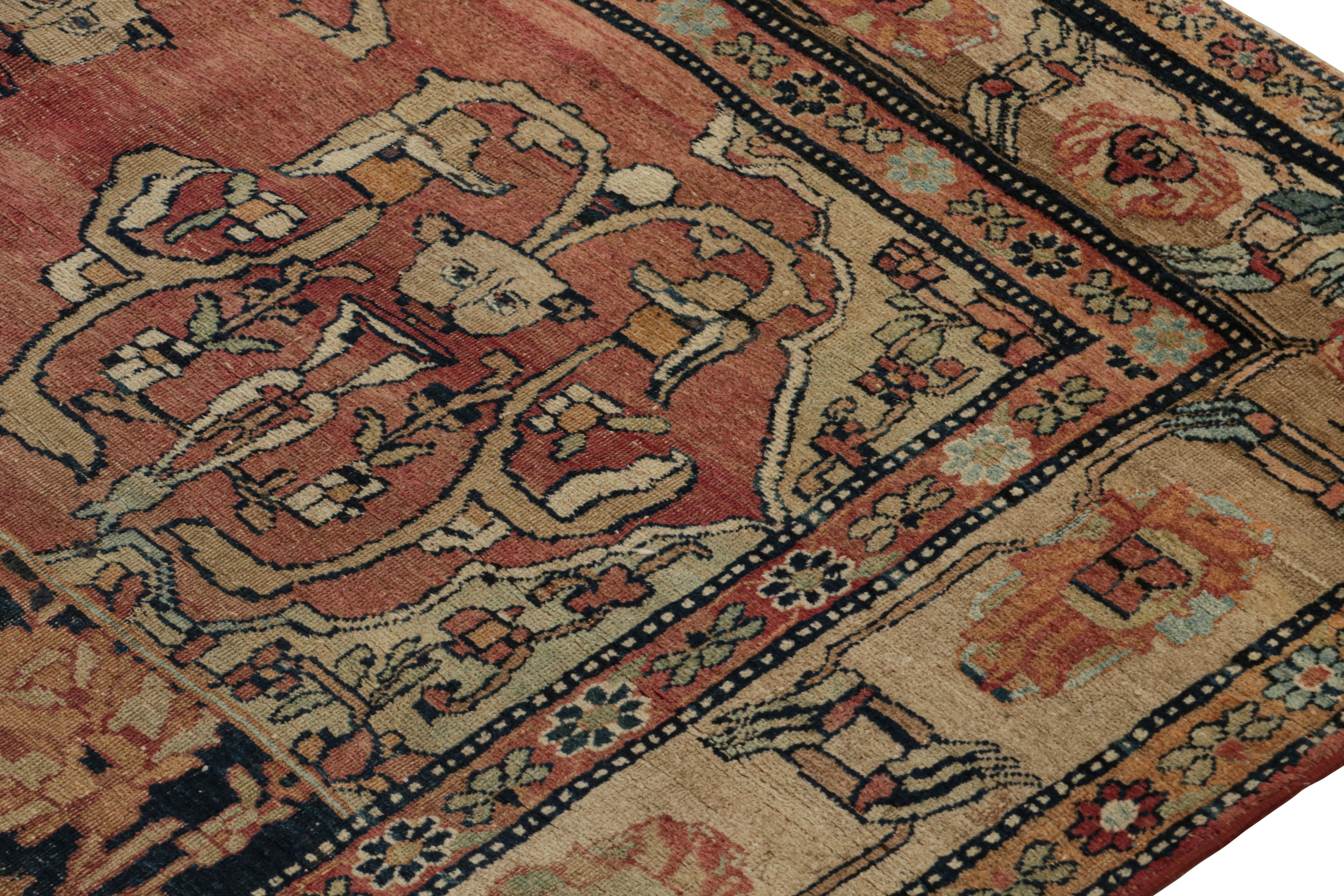 Antiker persischer Kerman Lavar Teppich in Beige mit Malereien, von Rug & Kilim (Frühes 20. Jahrhundert) im Angebot