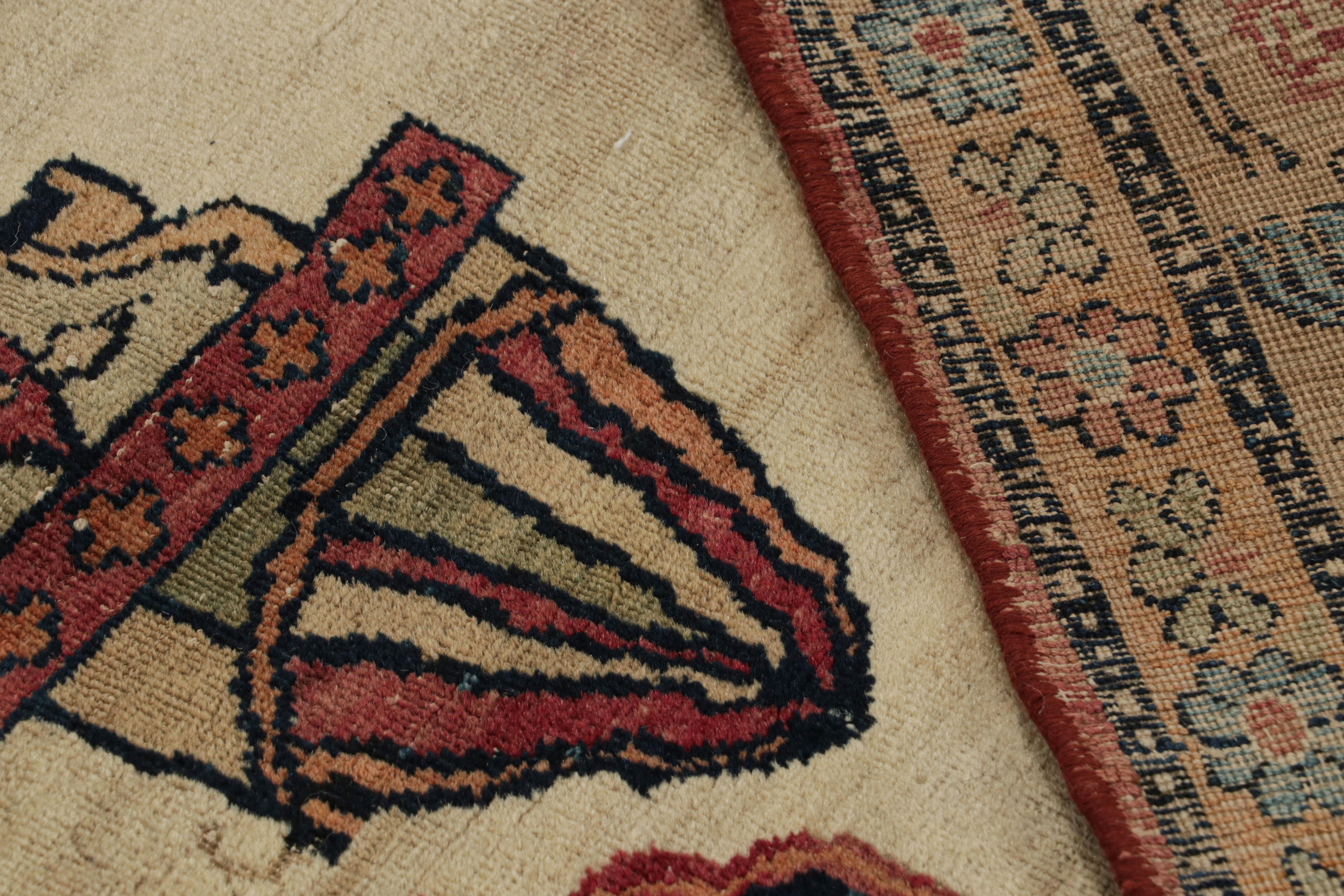 Antiker persischer Kerman Lavar Teppich in Beige mit Malereien, von Rug & Kilim (Stoff) im Angebot