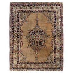 Antiker persischer Kerman Lavar-Teppich in Kamel mit Medaillon, von Rug & Kilim