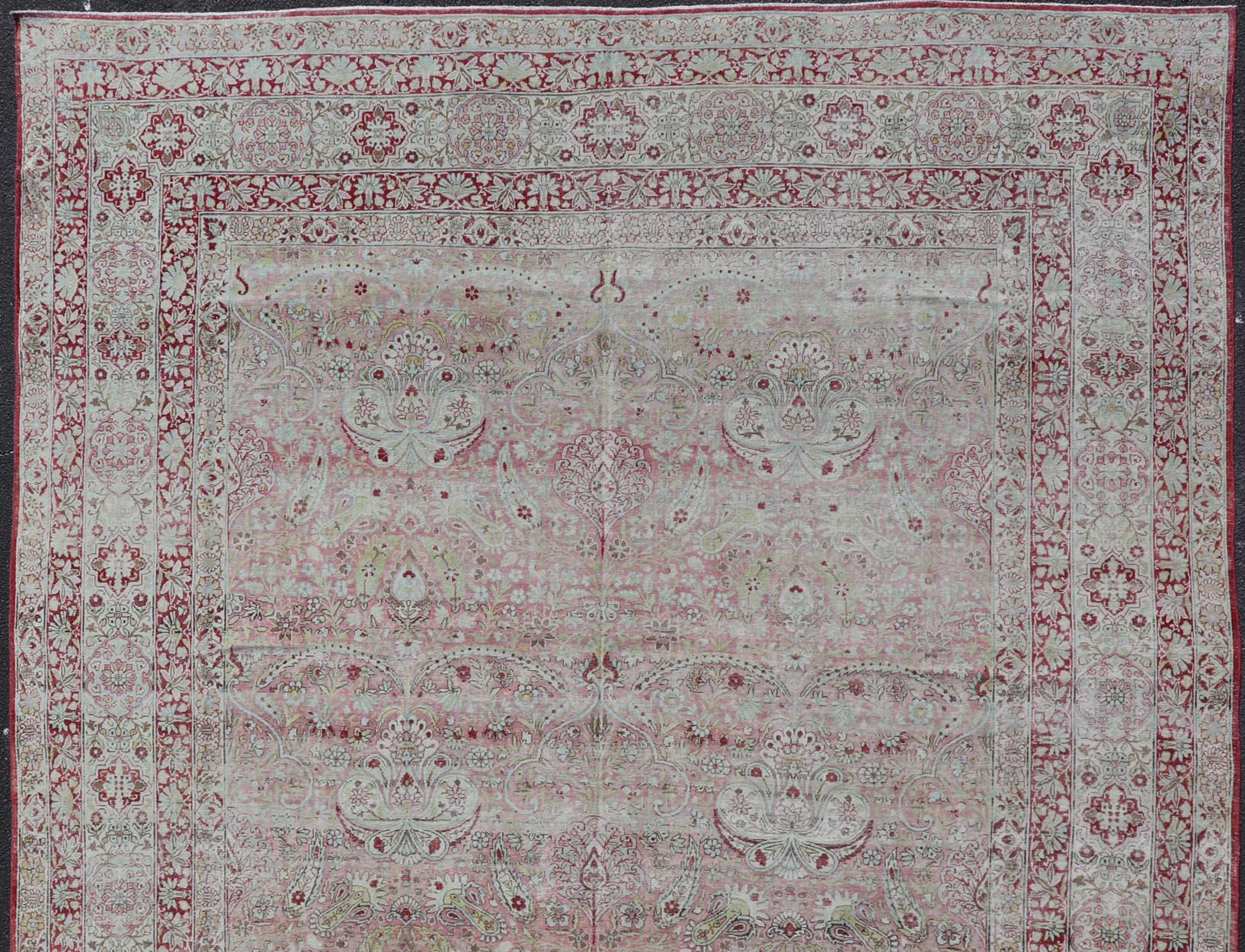 Antiker persischer Kerman Lavar-Teppich mit Blumenmotiven in Rot und Rosa 9'6