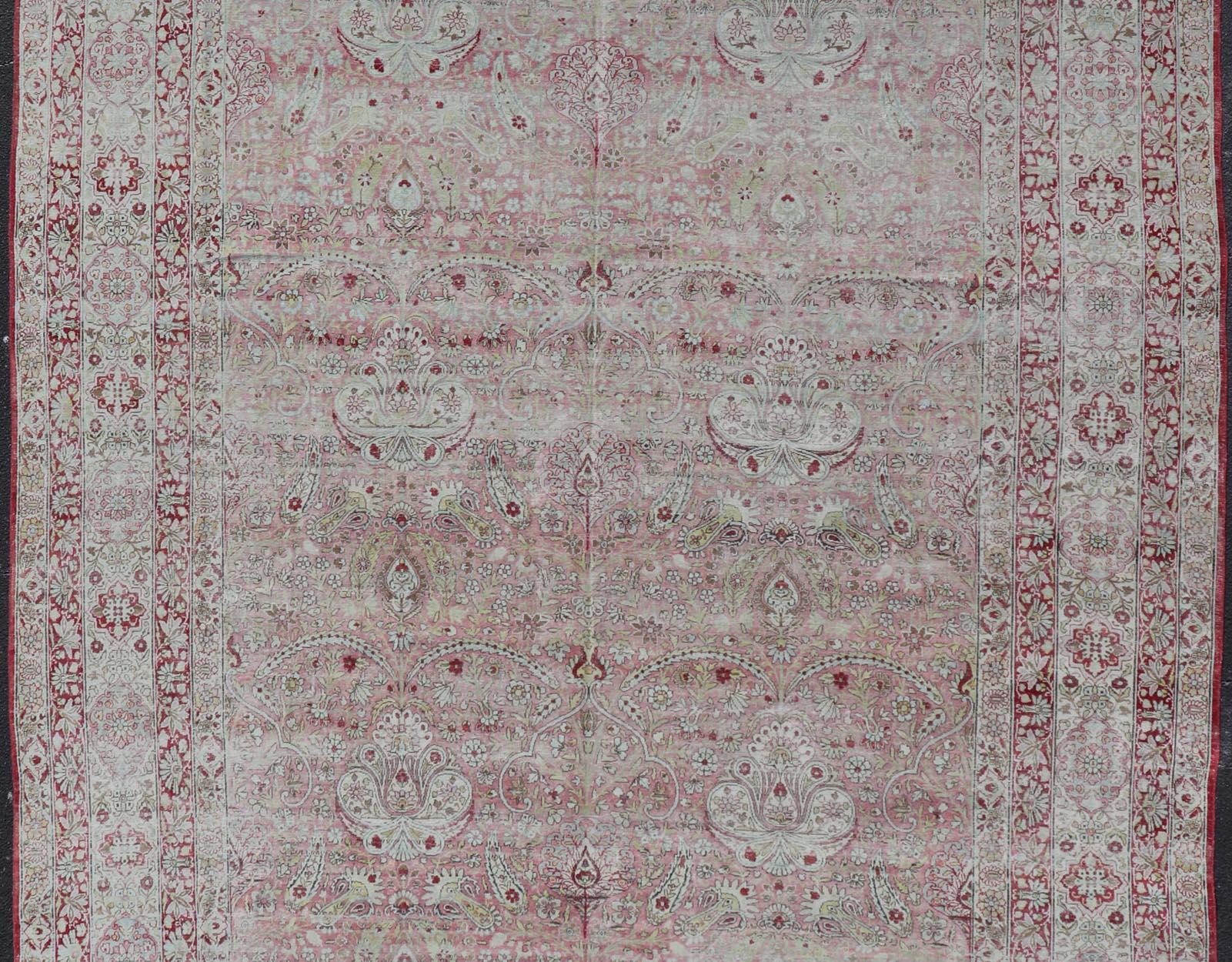 Antiker persischer Kerman Lavar-Teppich mit Blumenmotiven in Rot und Rosa 9'6