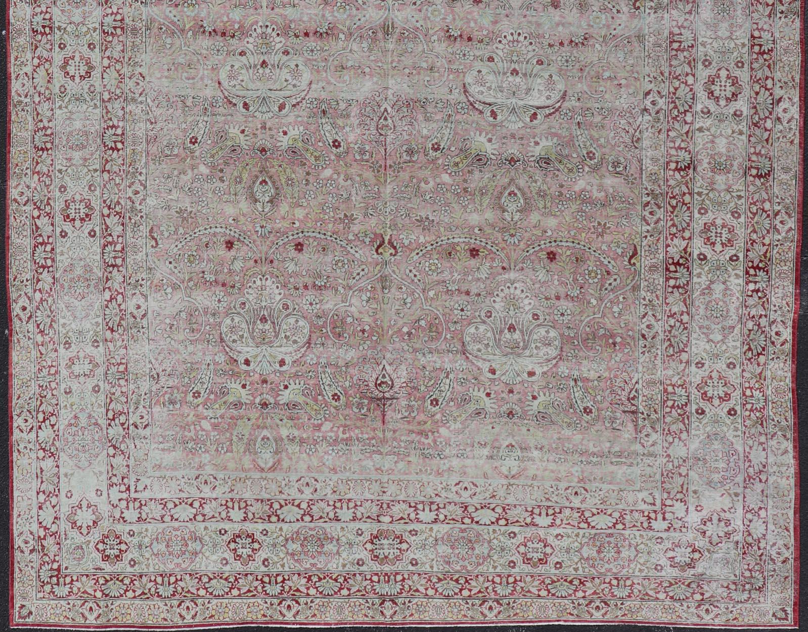 Antiker persischer Kerman Lavar-Teppich mit Blumenmotiven in Rot und Rosa 9'6