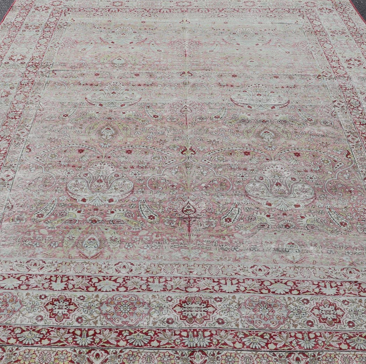 Antiker persischer Kerman Lavar-Teppich mit Blumenmotiven in Rot und Rosa 9'6