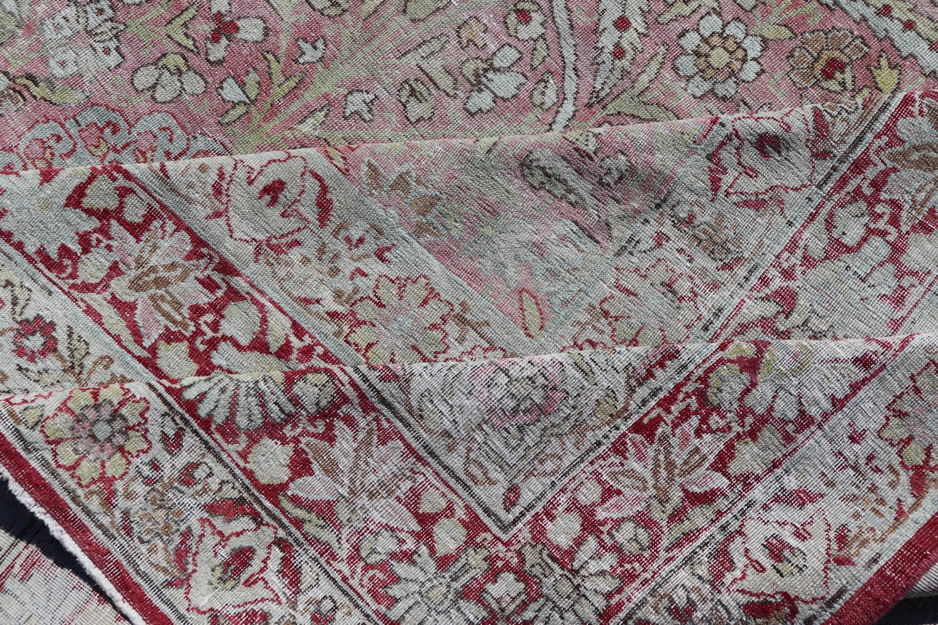 Antiker persischer Kerman Lavar-Teppich mit Blumenmotiven in Rot und Rosa 9'6