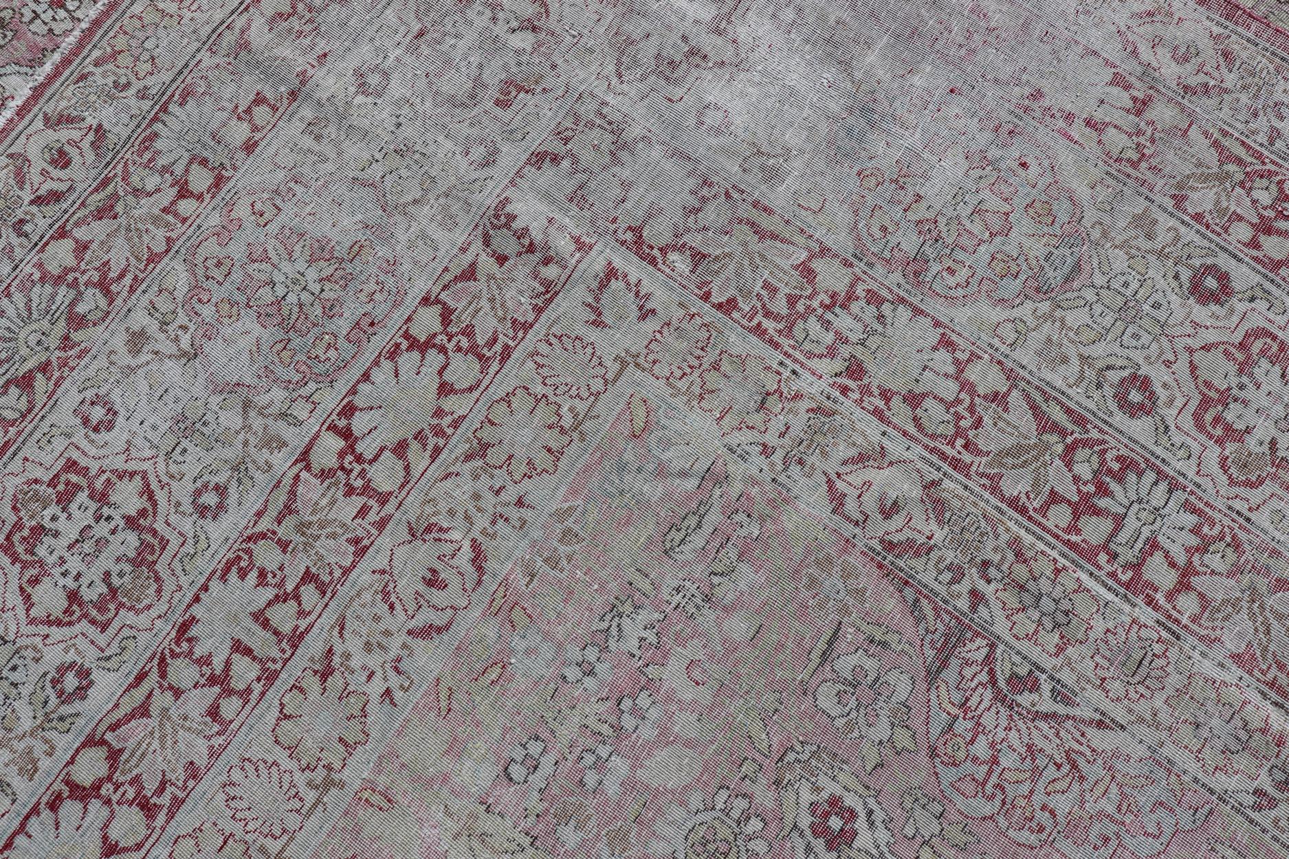 Antiker persischer Kerman Lavar-Teppich mit Blumenmotiven in Rot und Rosa 9'6