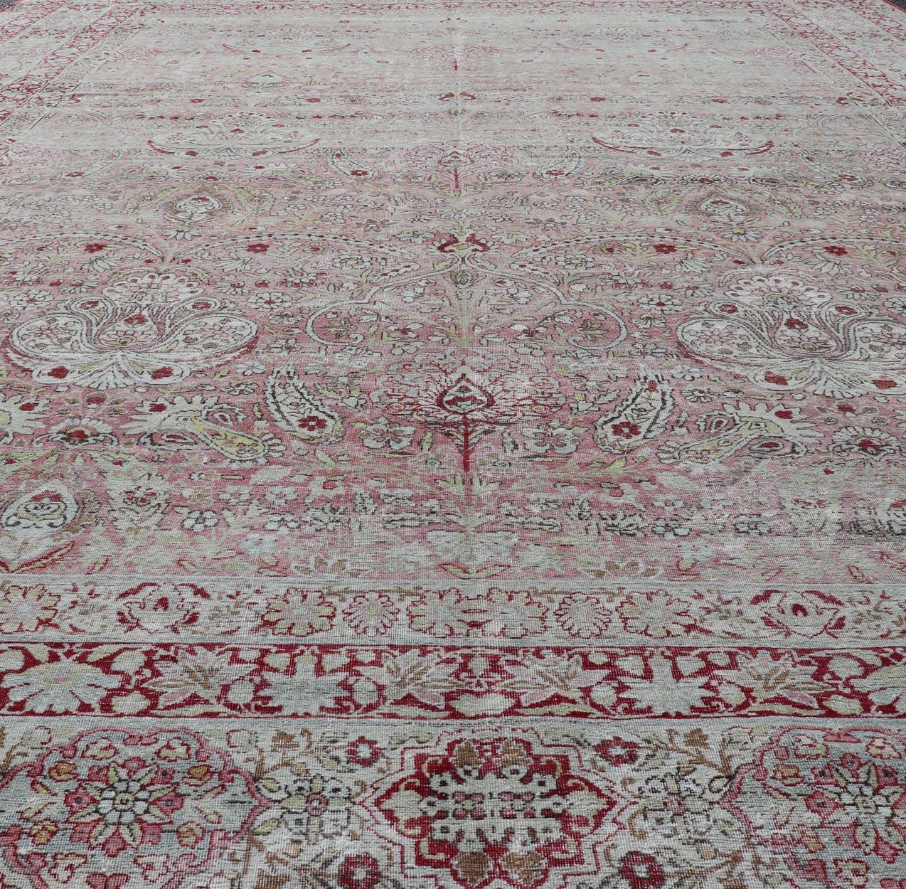 Antiker persischer Kerman Lavar Teppich mit All-Over Blumenmotiven in sanftem Rot, Pink's. Keivan Woven Arts / teppich /  V21-1101-15492, antike klassische persische Lavar Kerman Anfang des 20. 
Maße: 9'6 x 13'6 
Es zeigt ein atemberaubendes