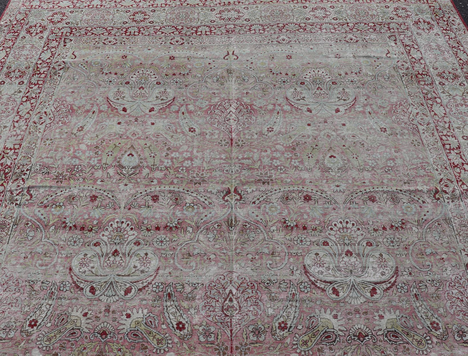 Antiker persischer Kerman Lavar-Teppich mit Blumenmotiven in Rot und Rosa 9'6
