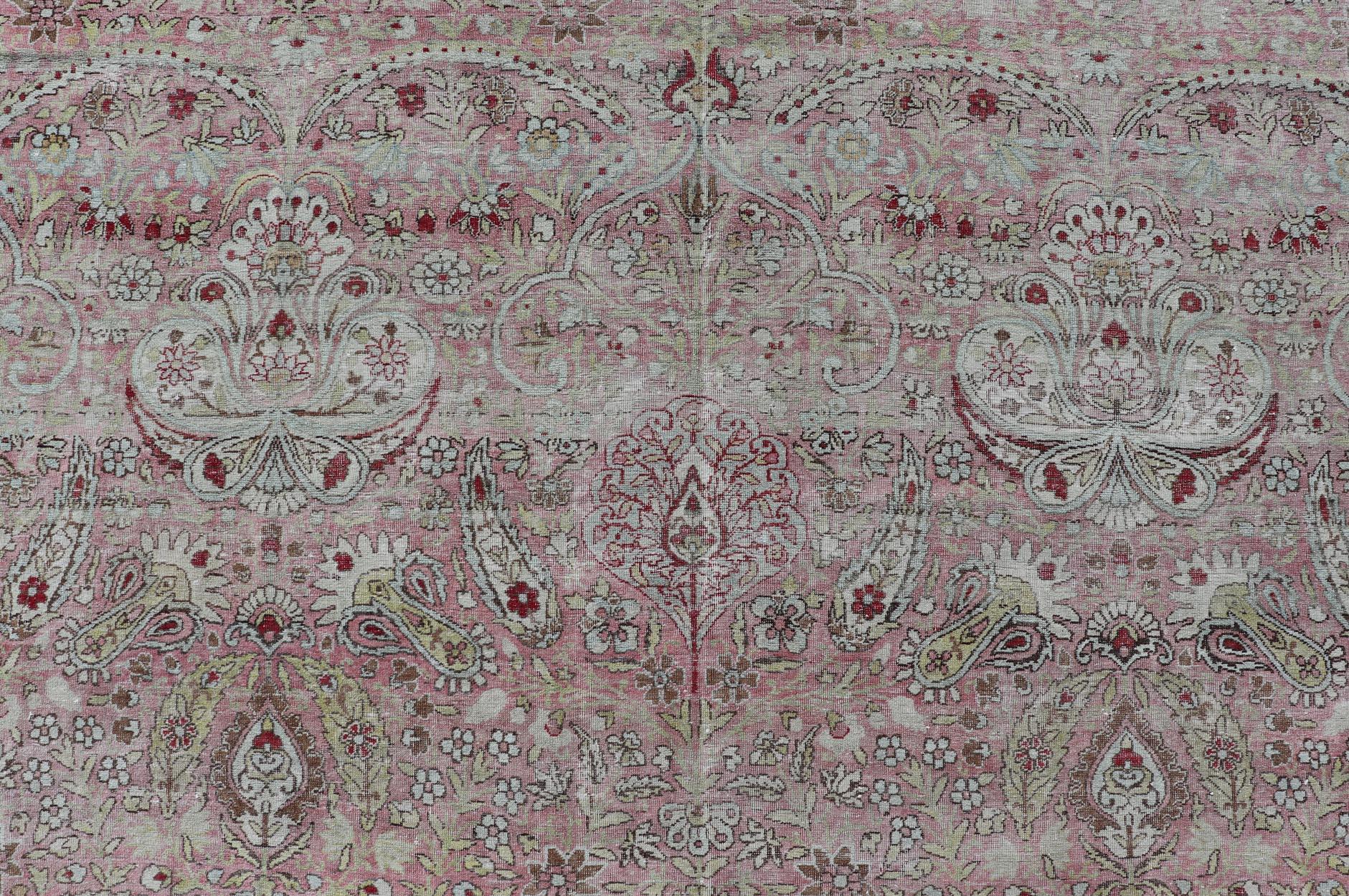Antiker persischer Kerman Lavar-Teppich mit Blumenmotiven in Rot und Rosa 9'6