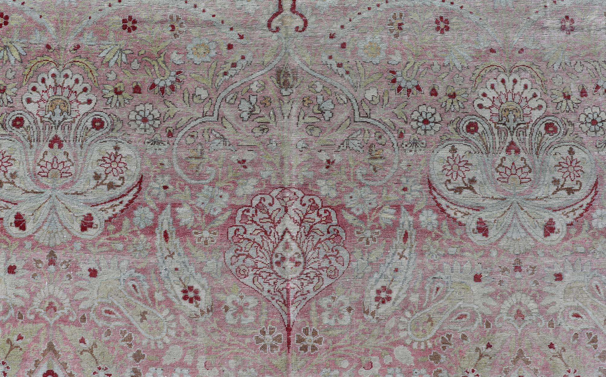 Antiker persischer Kerman Lavar-Teppich mit Blumenmotiven in Rot und Rosa 9'6