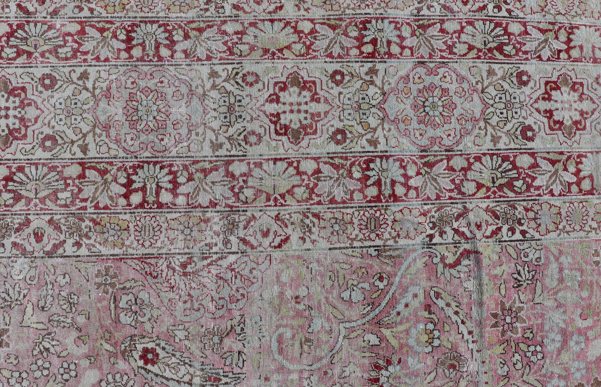 Antiker persischer Kerman Lavar-Teppich mit Blumenmotiven in Rot und Rosa 9'6
