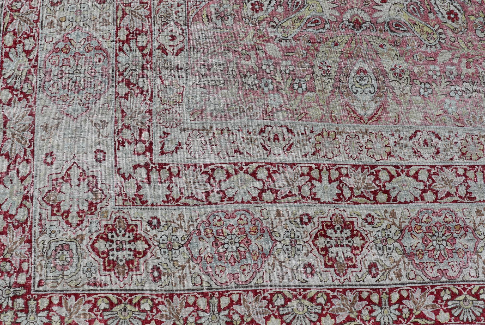 Antiker persischer Kerman Lavar-Teppich mit Blumenmotiven in Rot und Rosa 9'6