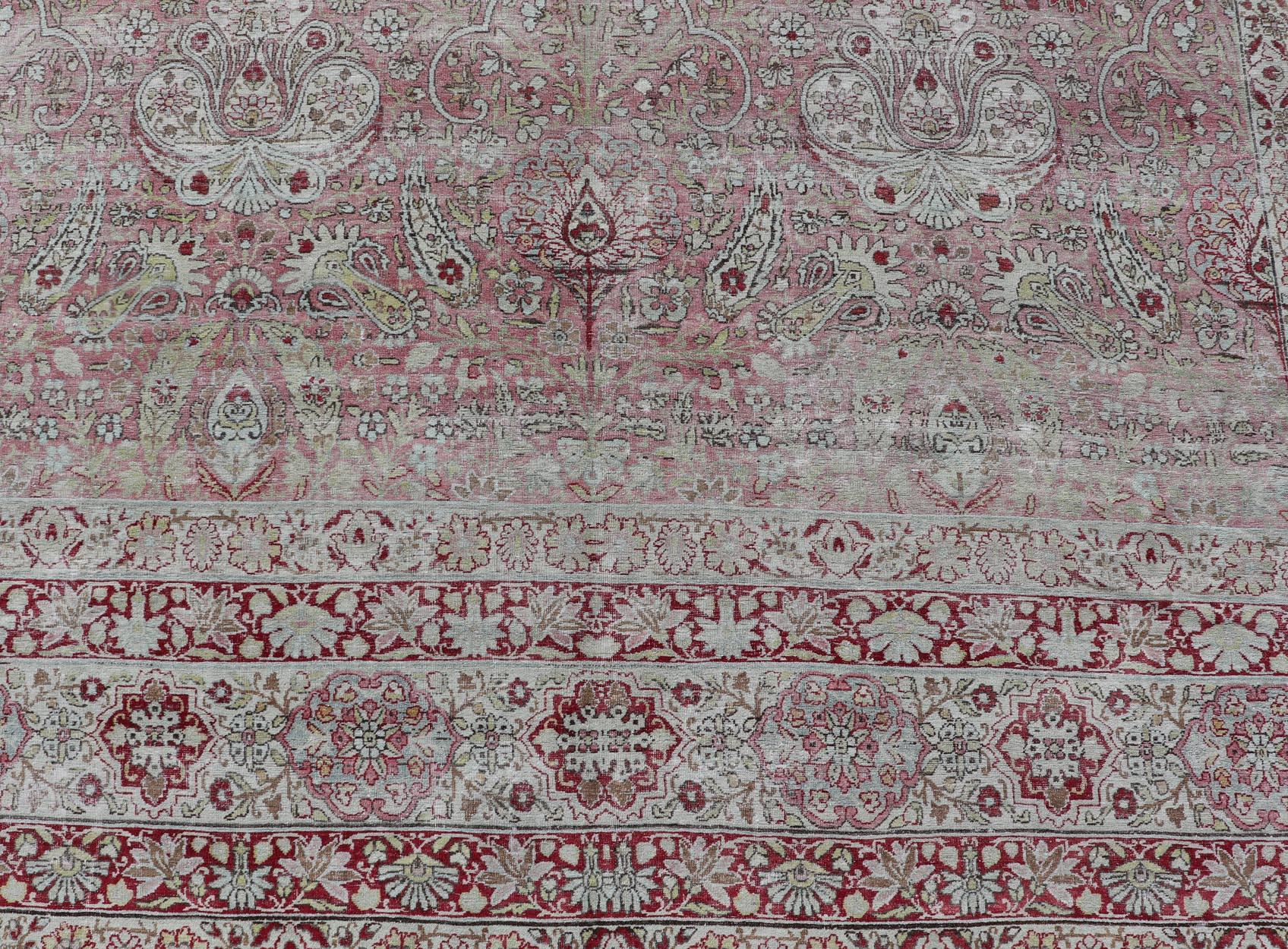 Antiker persischer Kerman Lavar-Teppich mit Blumenmotiven in Rot und Rosa 9'6