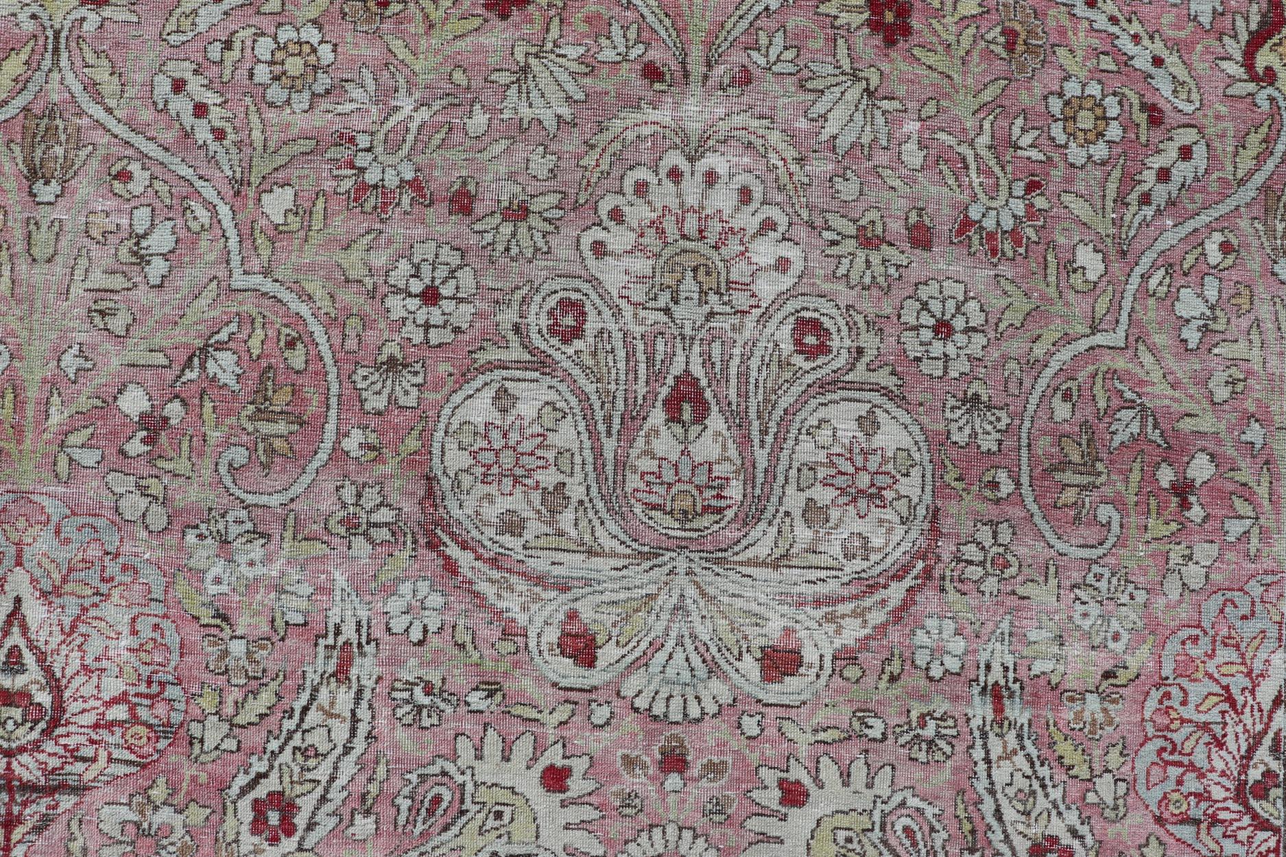 Antiker persischer Kerman Lavar-Teppich mit Blumenmotiven in Rot und Rosa 9'6