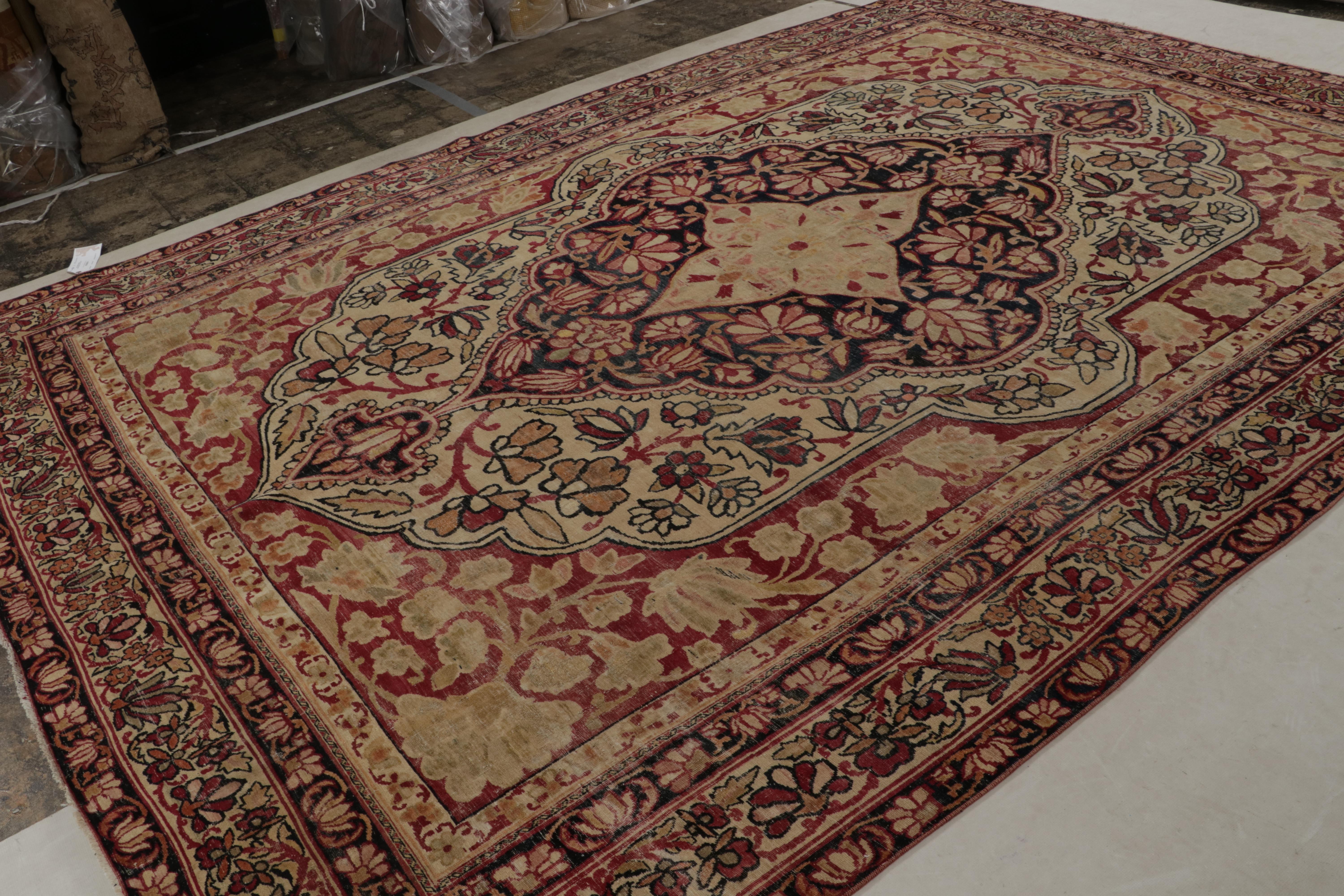 Dieser 15x23 große antike persische Kerman Lavar-Teppich aus der Zeit um 1920-1930 ist ein handgewebtes Meisterwerk aus einer der begehrtesten Knüpftraditionen persischer Stadtteppiche. 

Über das Design: 

Dieser Teppich ist so königlich wie jeder