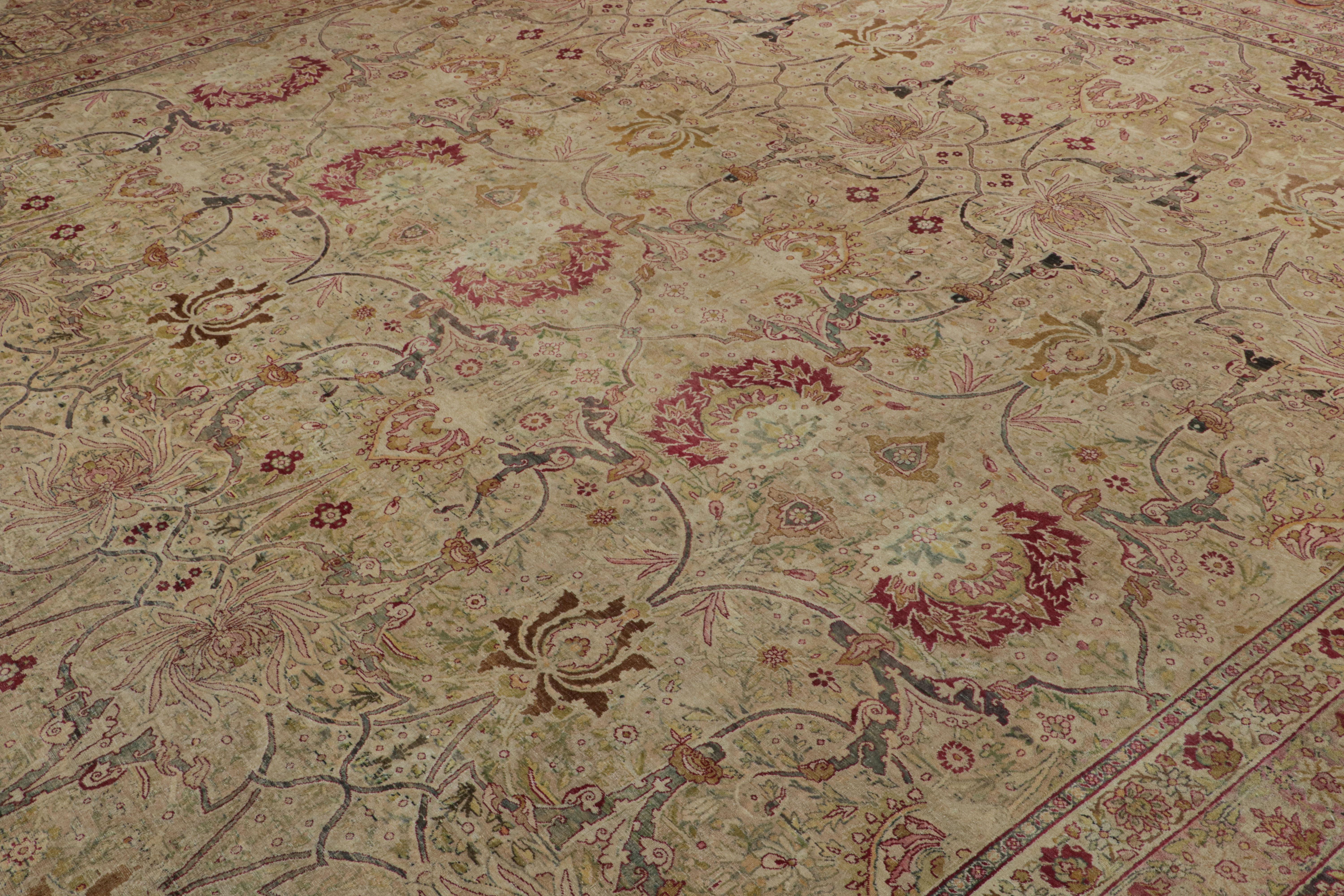 Dieser 15x18 große antike Perserteppich aus Wolle, handgeknüpft um 1920-1930, ist eine besonders spannende und seltene Kuration von Kerman Lavar. 

Über das Design:

Obwohl die polychromen Farbgebungen das florale Muster unterstreichen, werden
