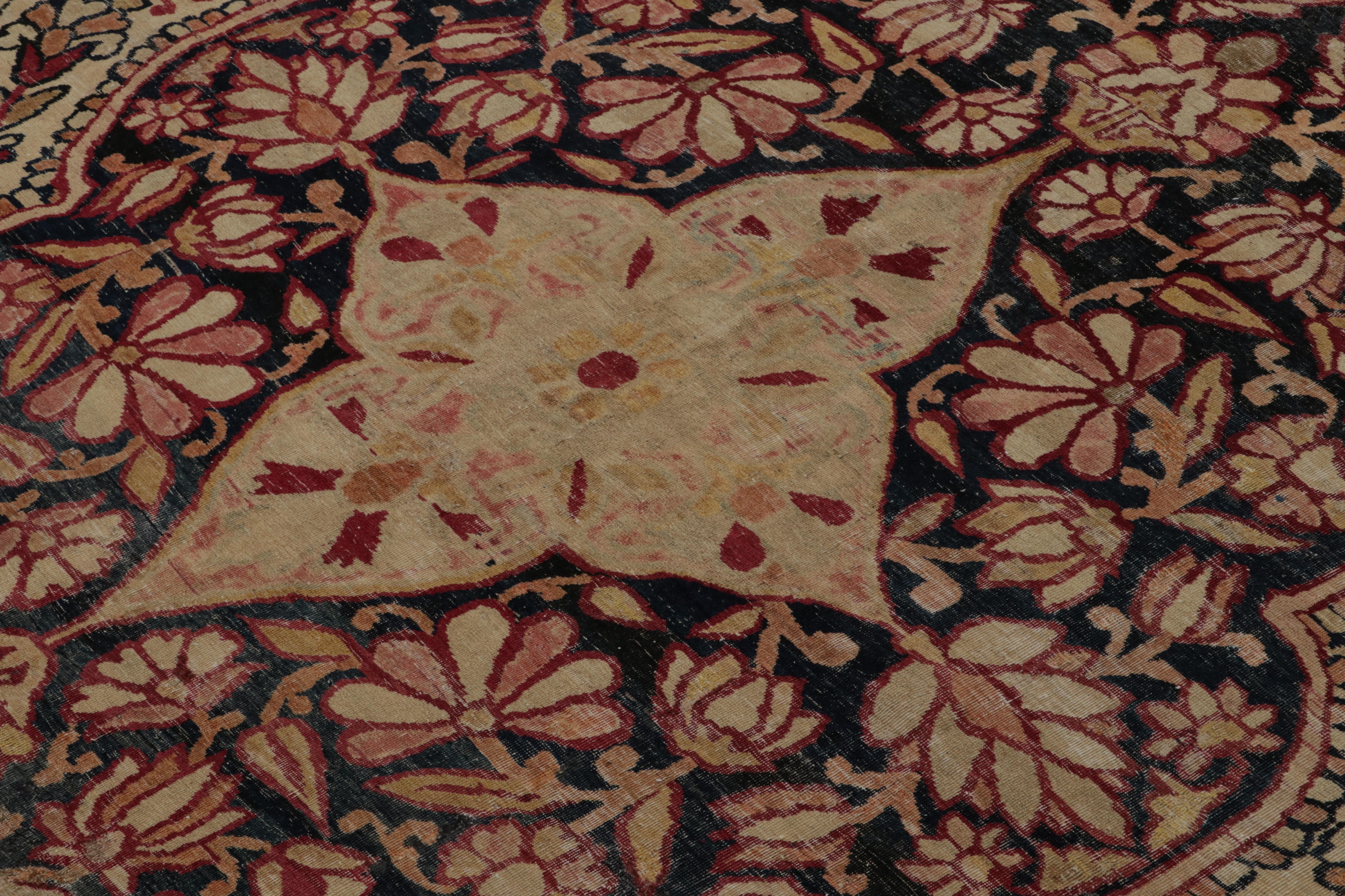 Antiker persischer Kerman Lavar Teppich, mit Blumenmustern, von Rug & Kilim (Persisch) im Angebot