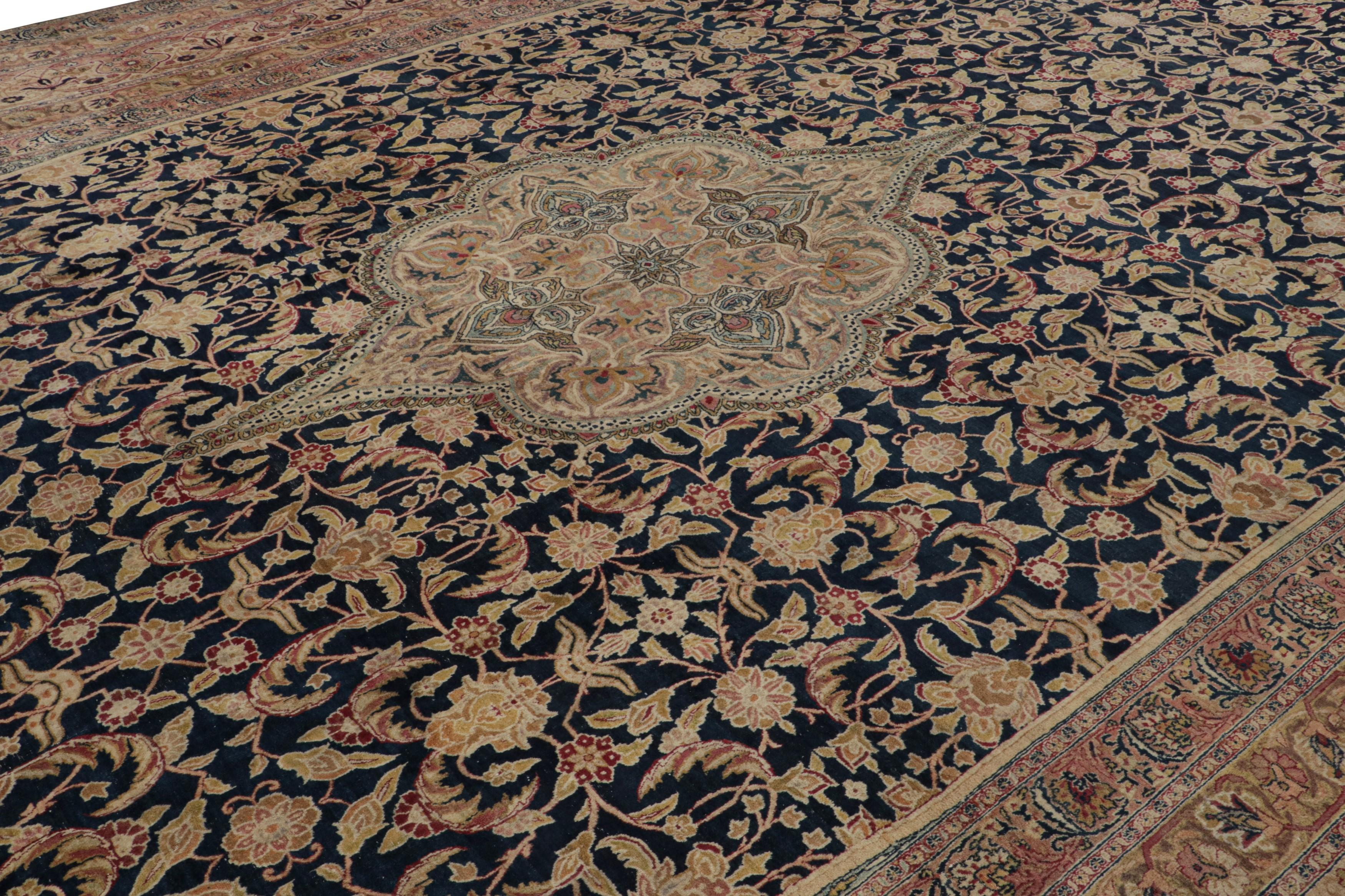 Tissé à la main Tapis persan ancien Kerman Lavar, avec motifs floraux en vente