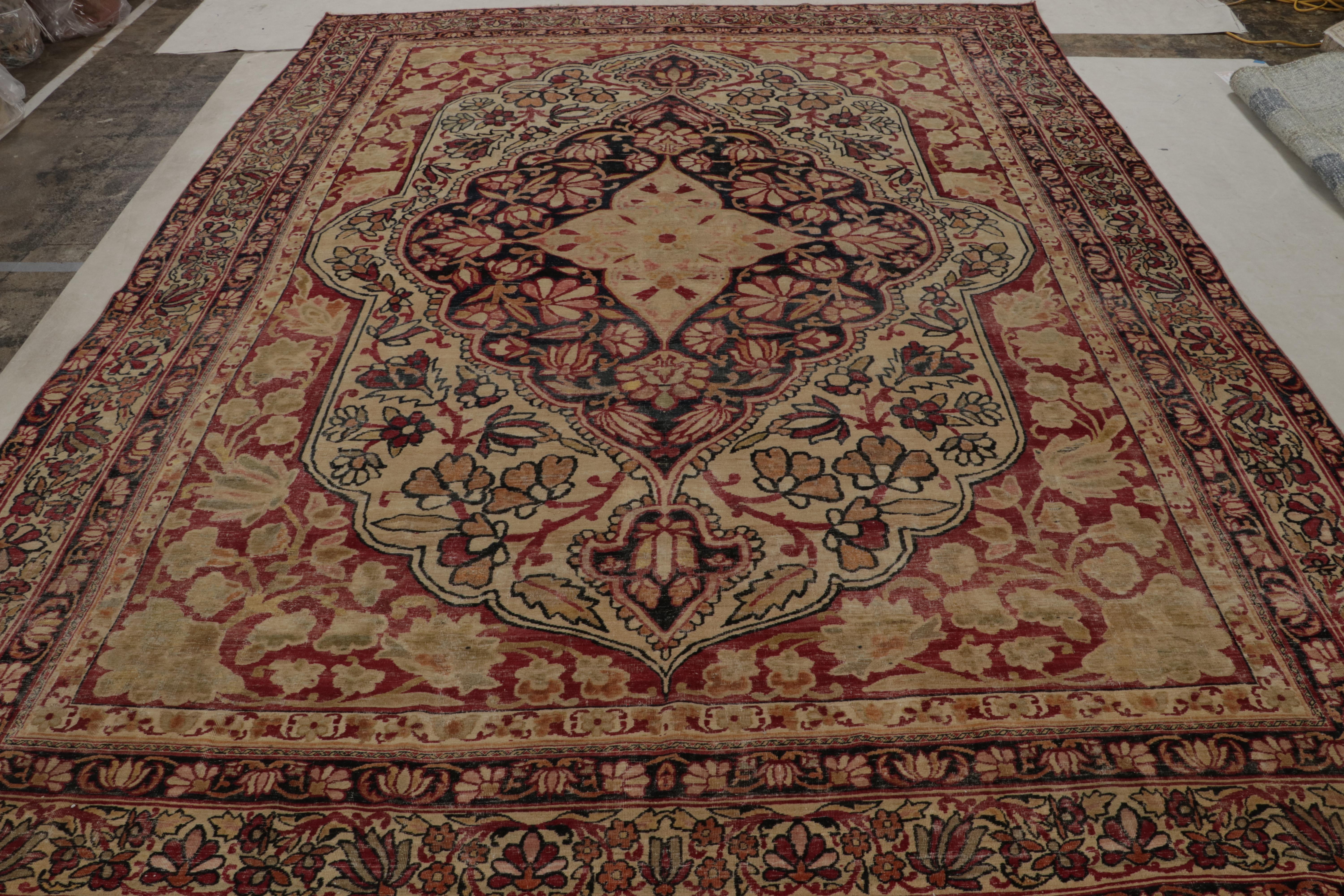 Antiker persischer Kerman Lavar Teppich, mit Blumenmustern, von Rug & Kilim (Handgewebt) im Angebot