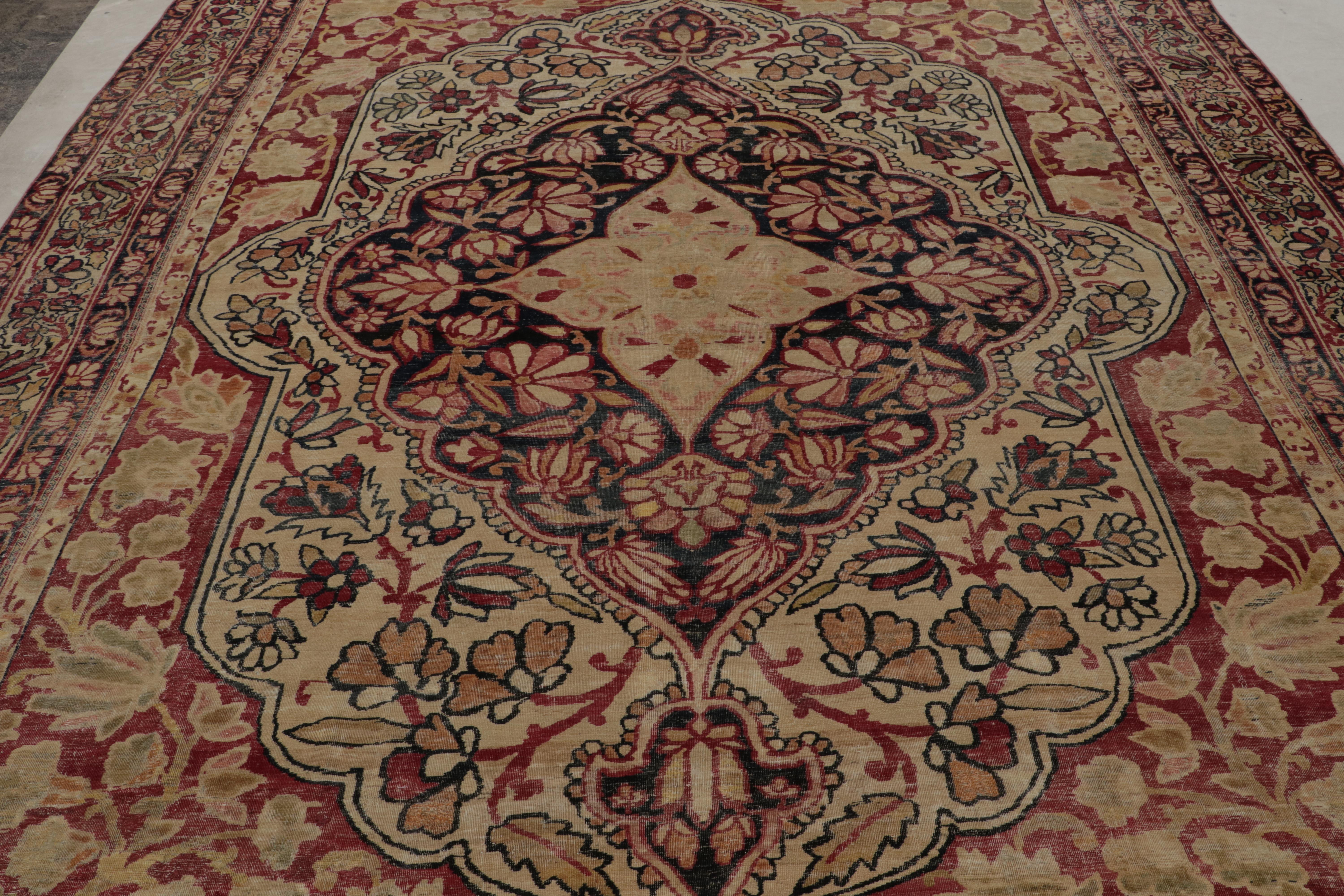 Antiker persischer Kerman Lavar Teppich, mit Blumenmustern, von Rug & Kilim im Zustand „Gut“ im Angebot in Long Island City, NY