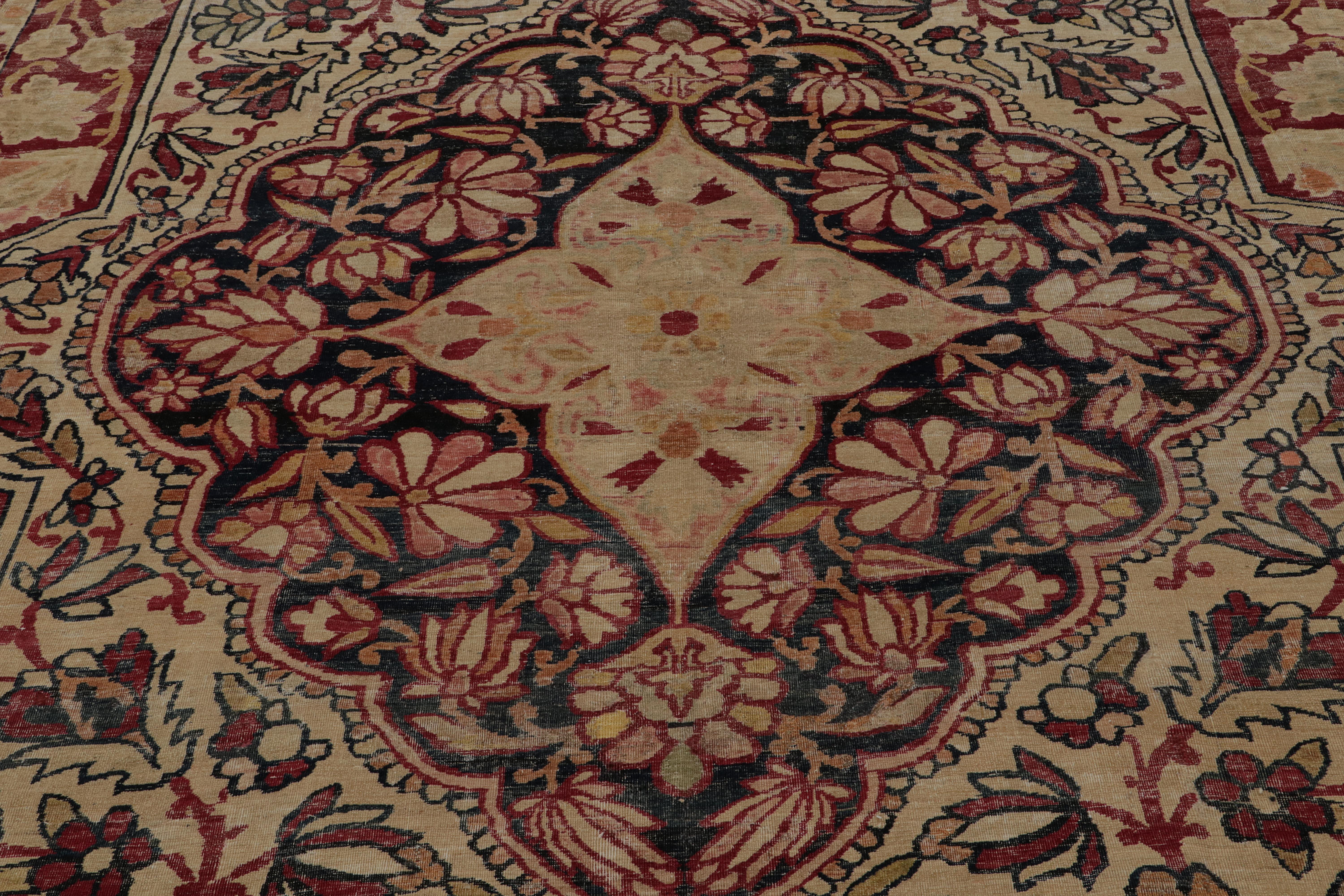 Antiker persischer Kerman Lavar Teppich, mit Blumenmustern, von Rug & Kilim (Frühes 20. Jahrhundert) im Angebot
