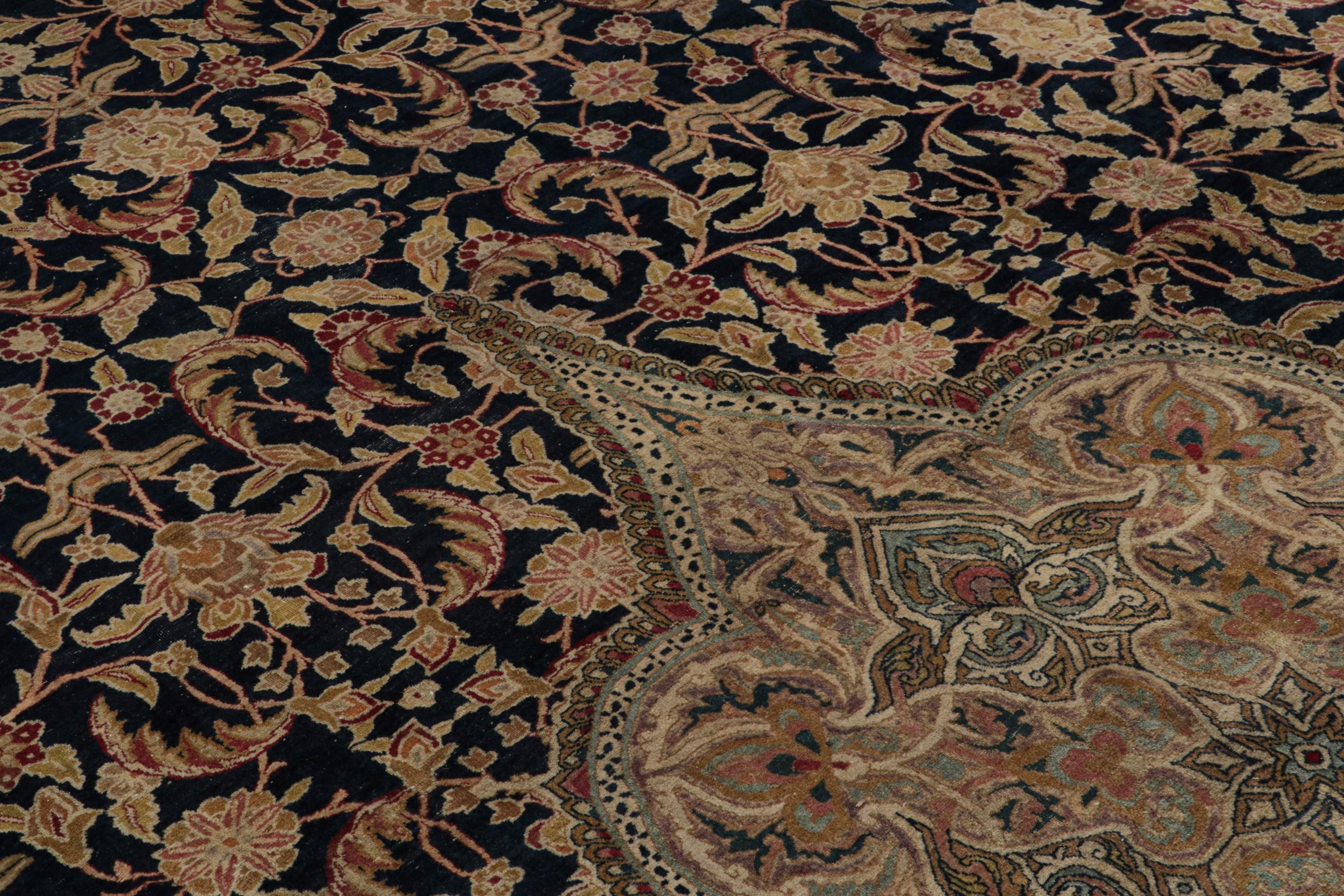 Soie Tapis persan ancien Kerman Lavar, avec motifs floraux en vente