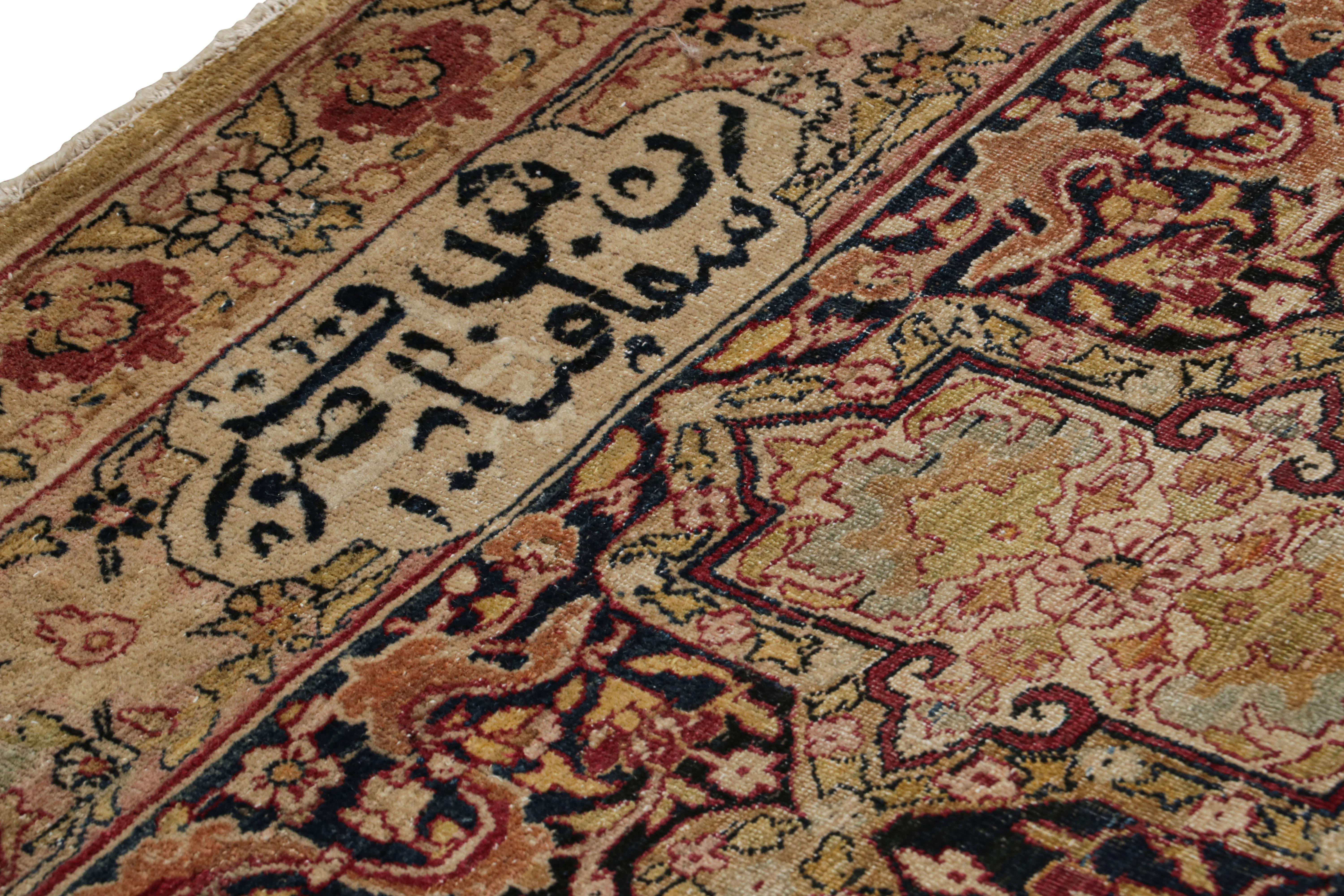 Laine Ancien tapis persan Kerman Lavar à motifs floraux en vente
