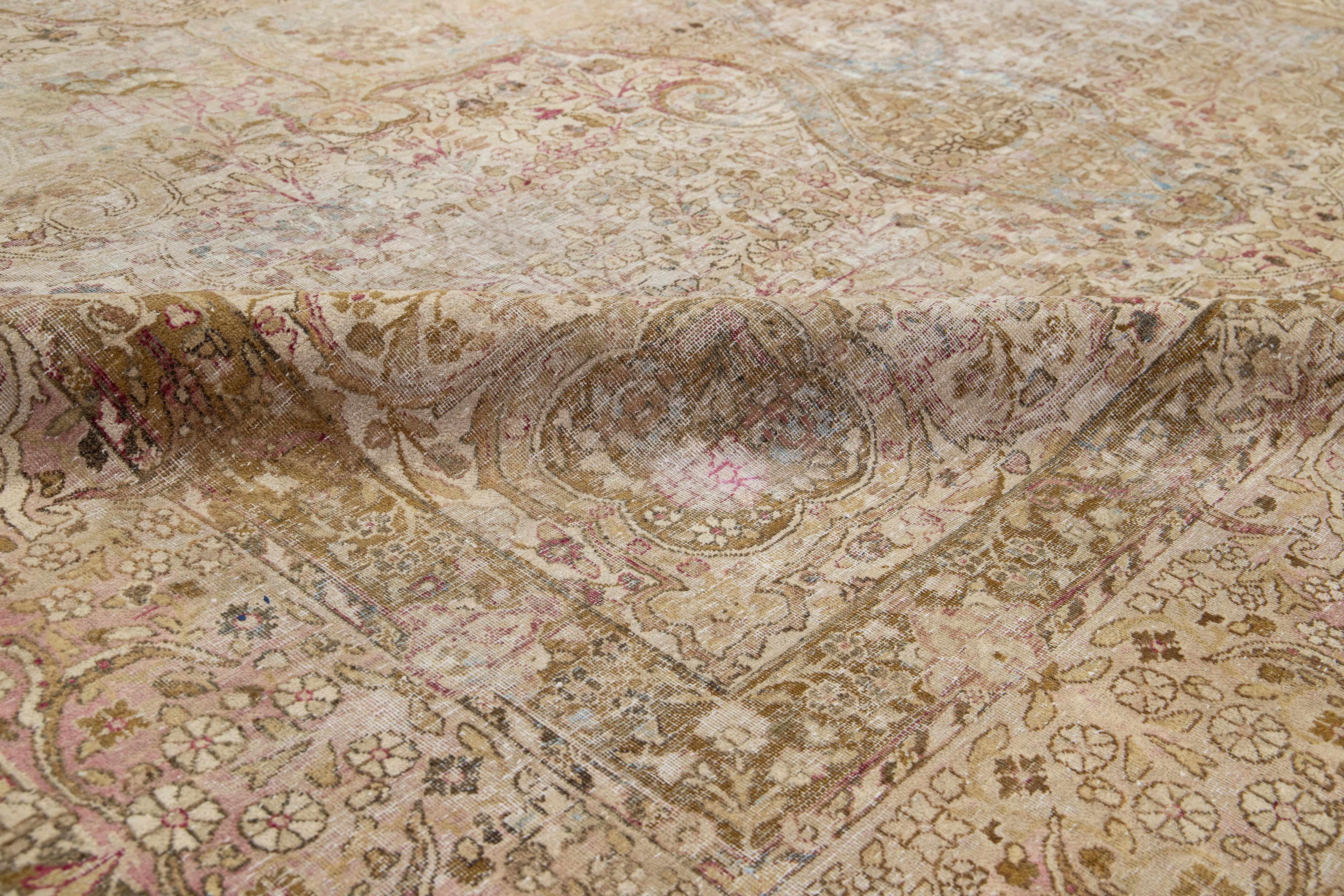 Tapis persan ancien Kerman en laine conçu à la main en beige en vente 2