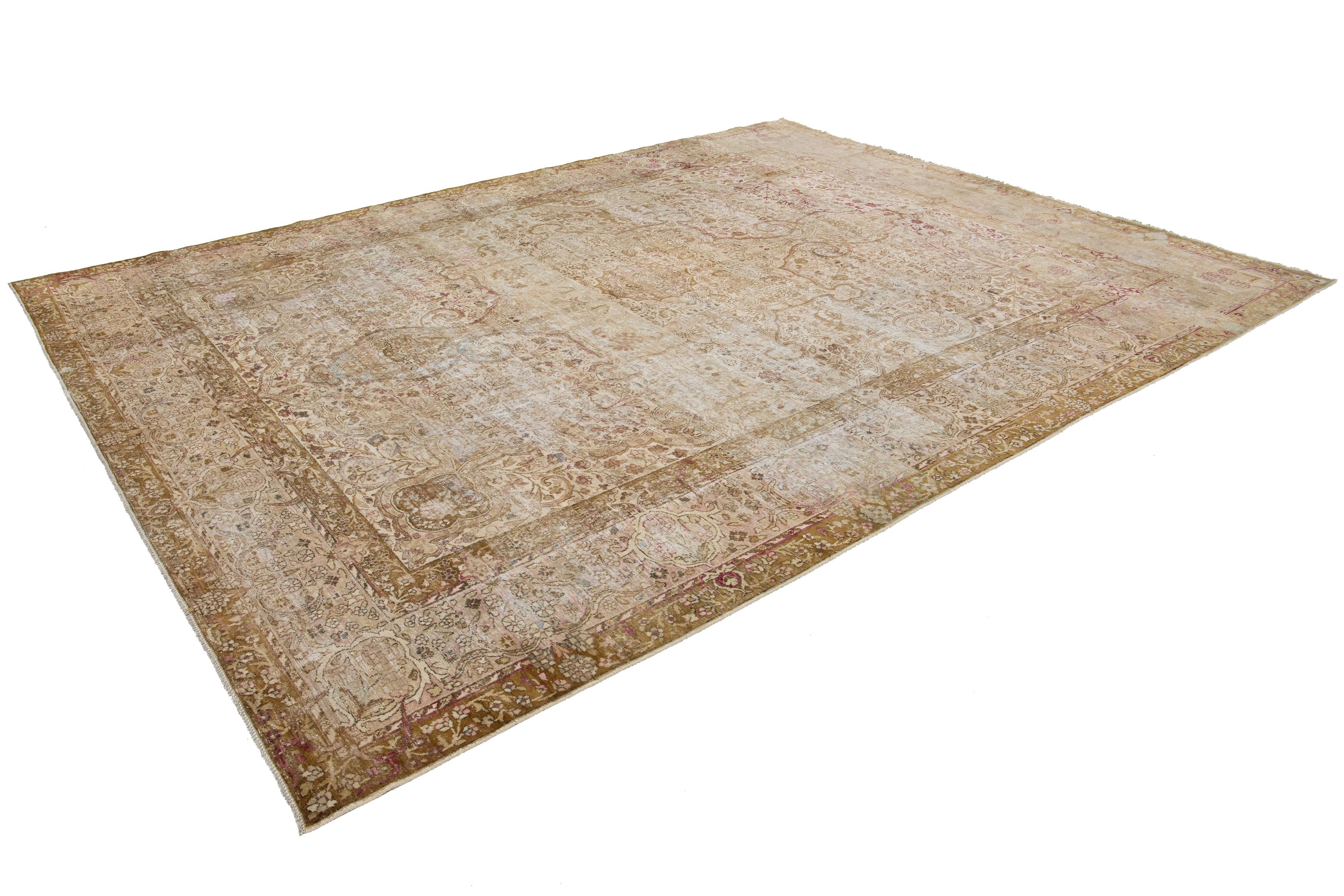 Islamique Tapis persan ancien Kerman en laine conçu à la main en beige en vente